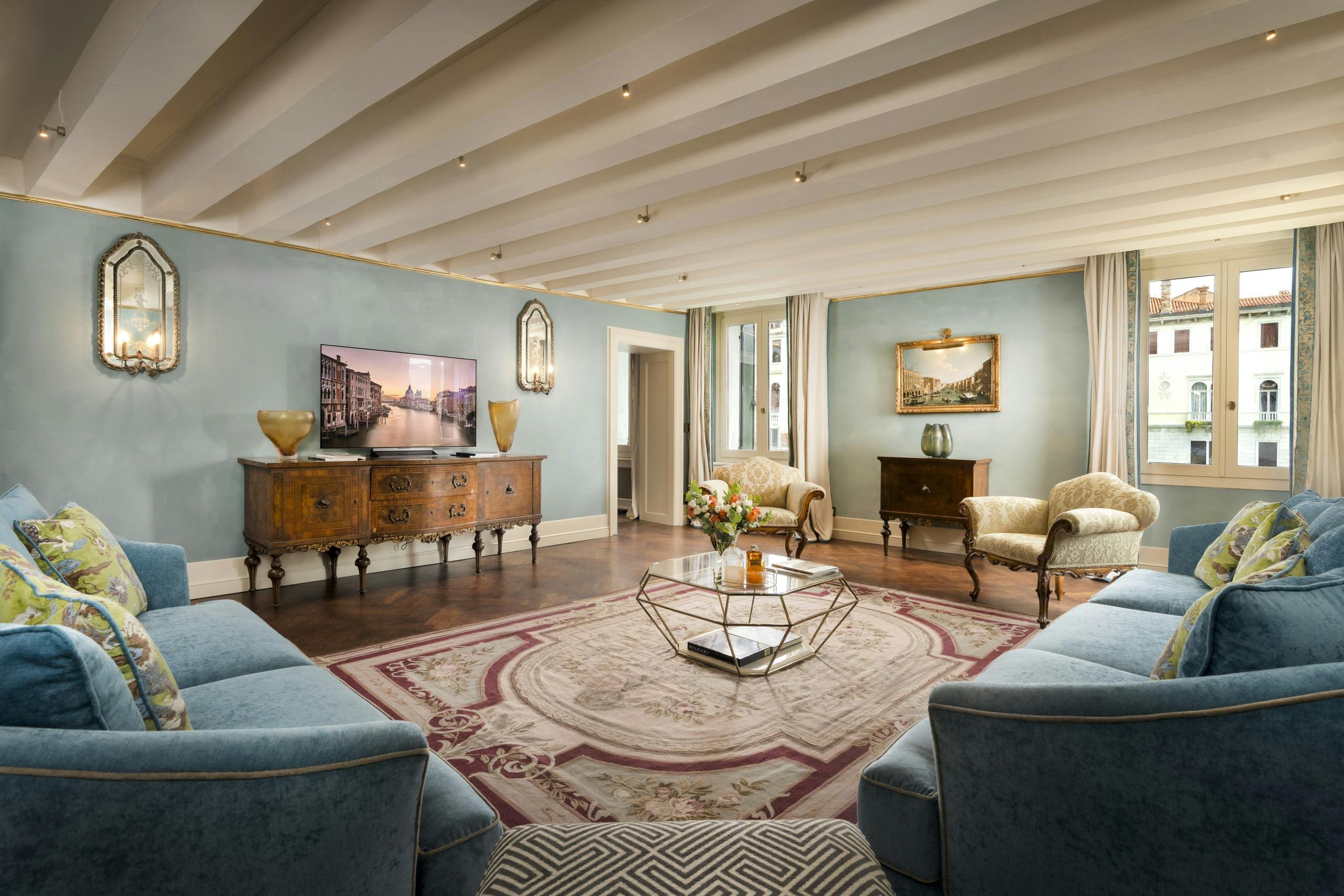 Palazzo Dogaressa Dorsoduro: Elegant 3-Bedroom Apartment with Canal Views, Dorsoduro Venice