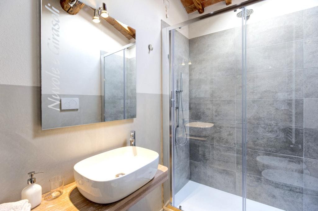 Palazzo Farneta Cortona: Spacious 5-Bedroom Apartment with Pool and Countryside Views, Cortona