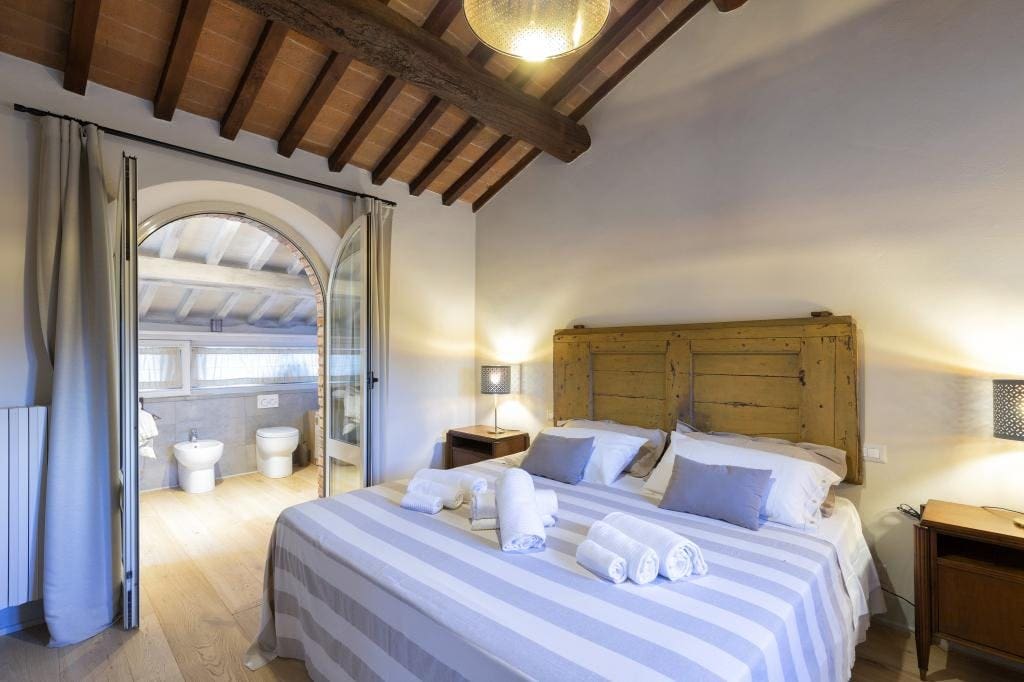 Palazzo Farneta Cortona: Spacious 5-Bedroom Apartment with Pool and Countryside Views, Cortona