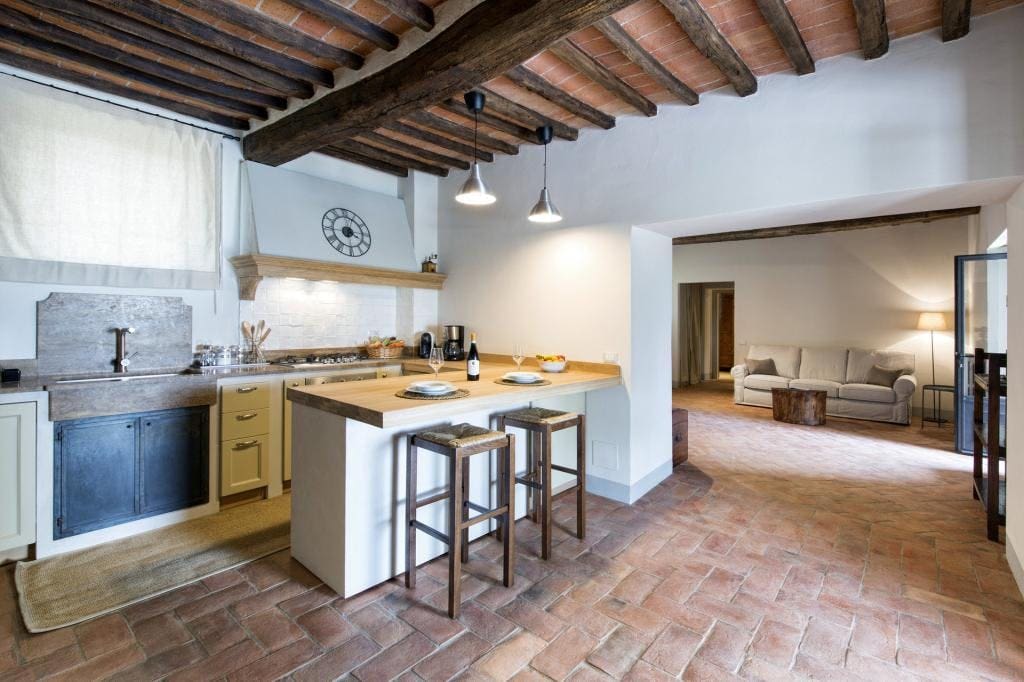 Palazzo Farneta Cortona: Spacious 5-Bedroom Apartment with Pool and Countryside Views, Cortona