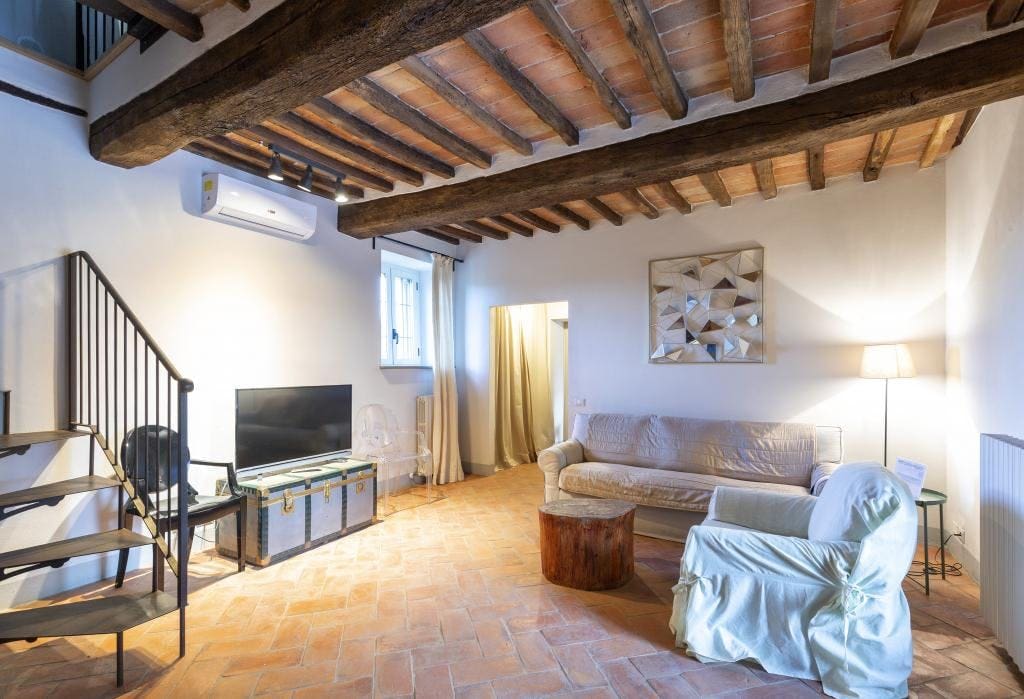 Palazzo Farneta Cortona: Spacious 5-Bedroom Apartment with Pool and Countryside Views, Cortona