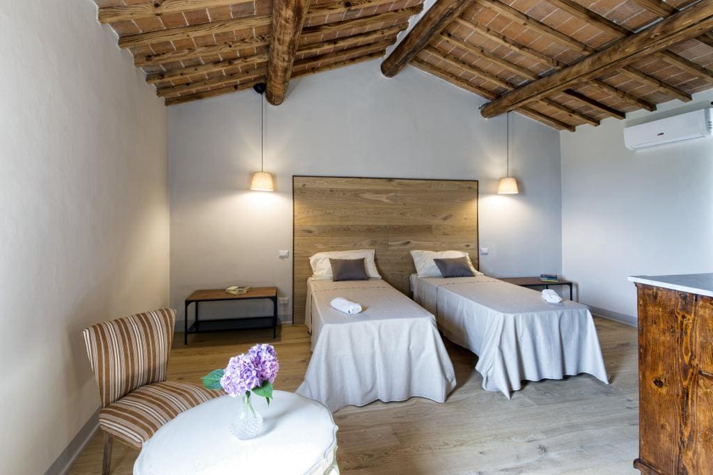 Palazzo Farneta Cortona: Spacious 5-Bedroom Apartment with Pool and Countryside Views, Cortona