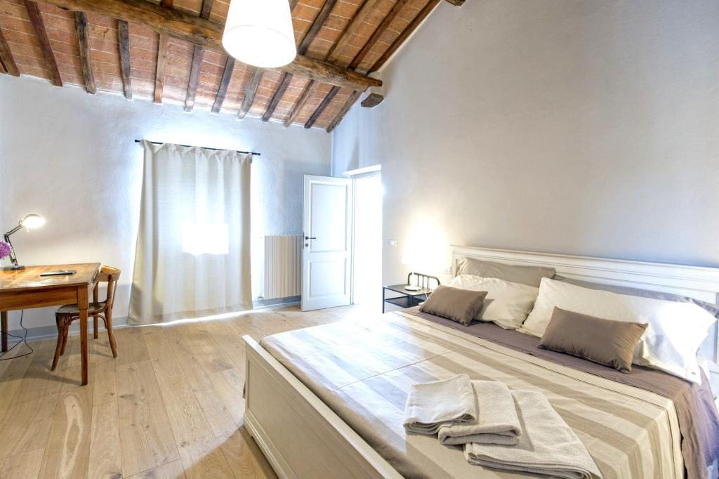 Palazzo Farneta Cortona: Spacious 5-Bedroom Apartment with Pool and Countryside Views, Cortona