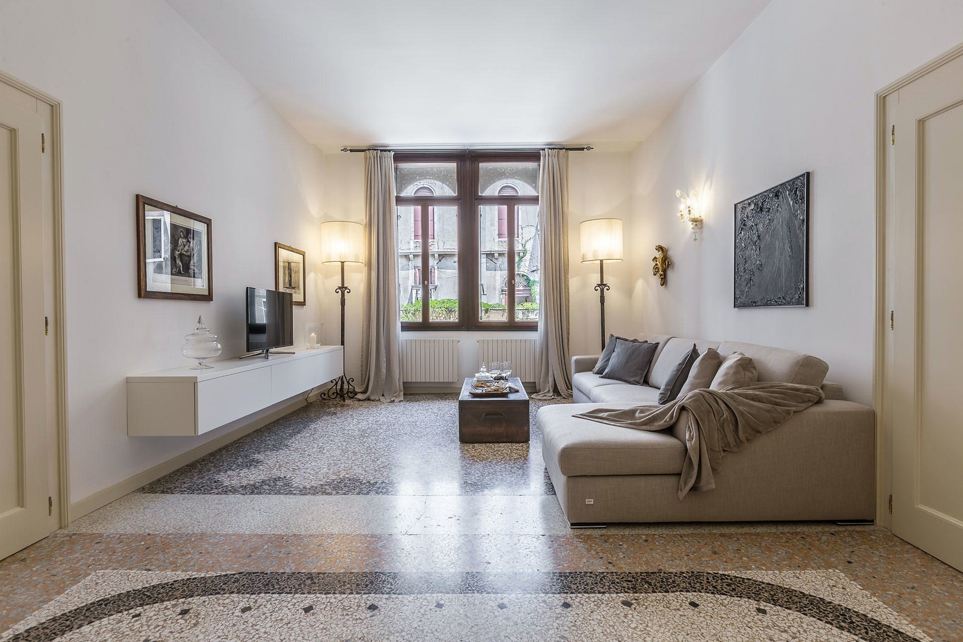 Palazzo Fenice San Marco: Spacious 4-Bedroom Luxury Apartment with Canal Views, San Marco