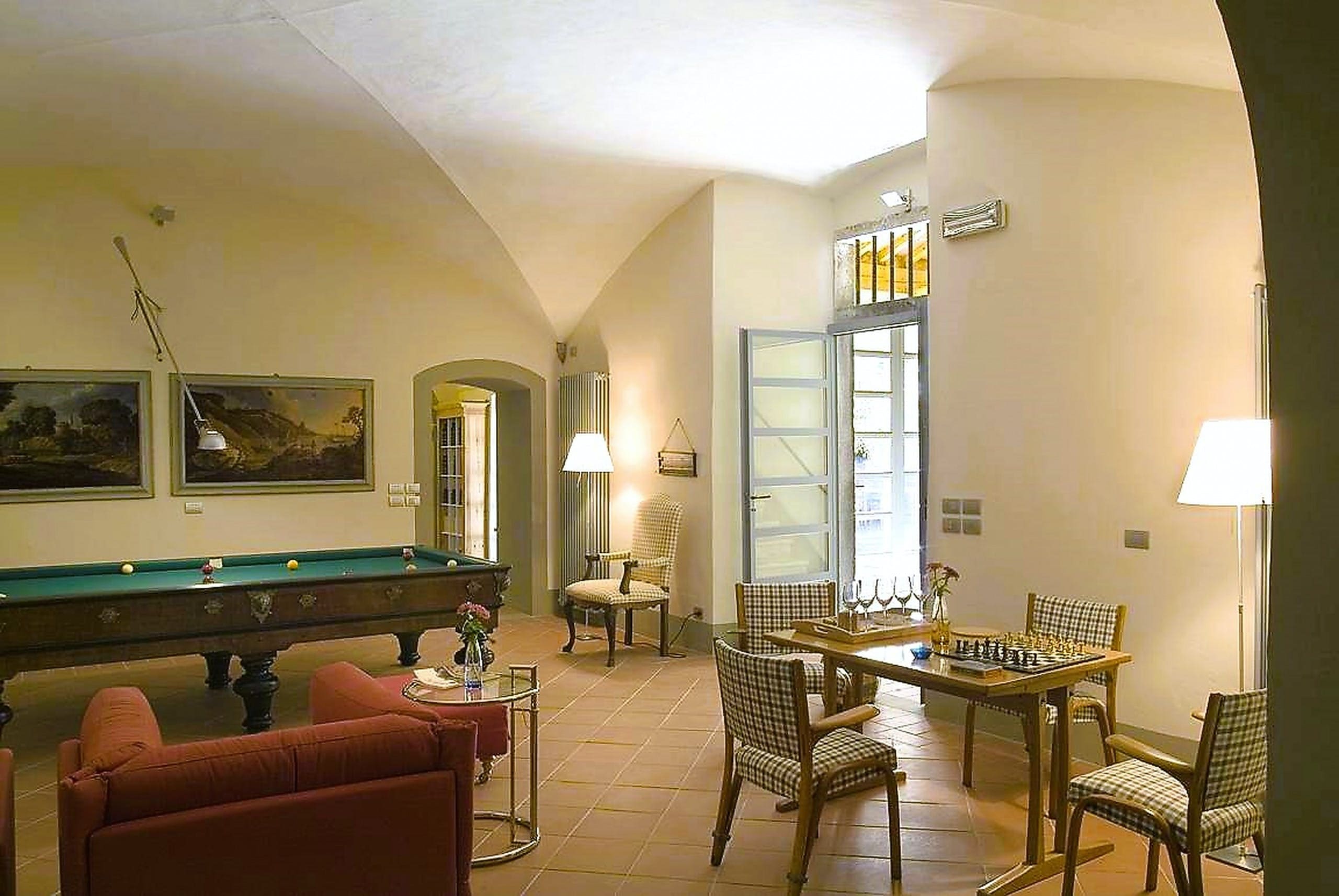 Palazzo Fiorentino Florence: Spacious 4-Bedroom Apartment with Pool Access, Florence East