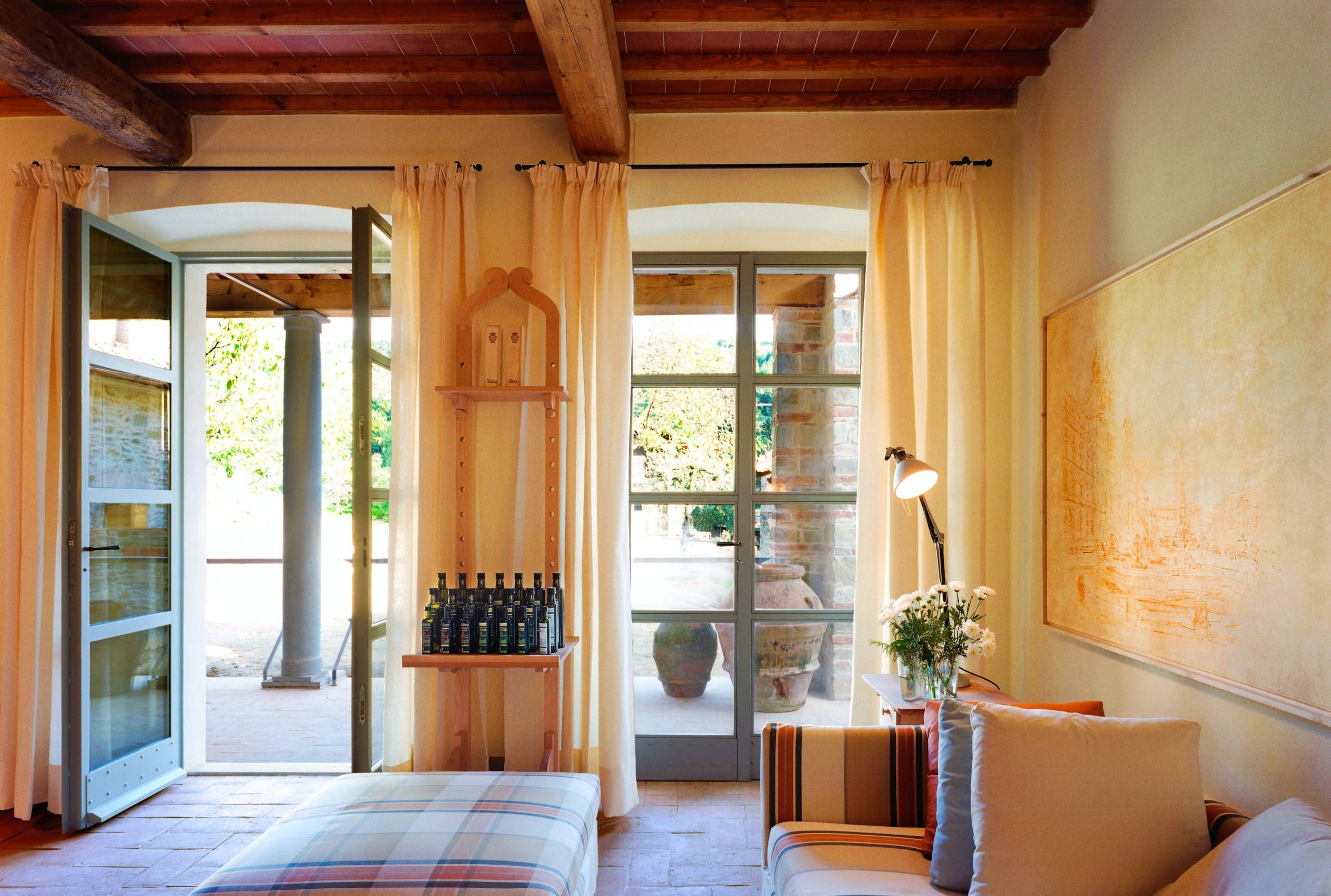 Palazzo Fiorentino Florence: Spacious 4-Bedroom Apartment with Pool Access, Florence East