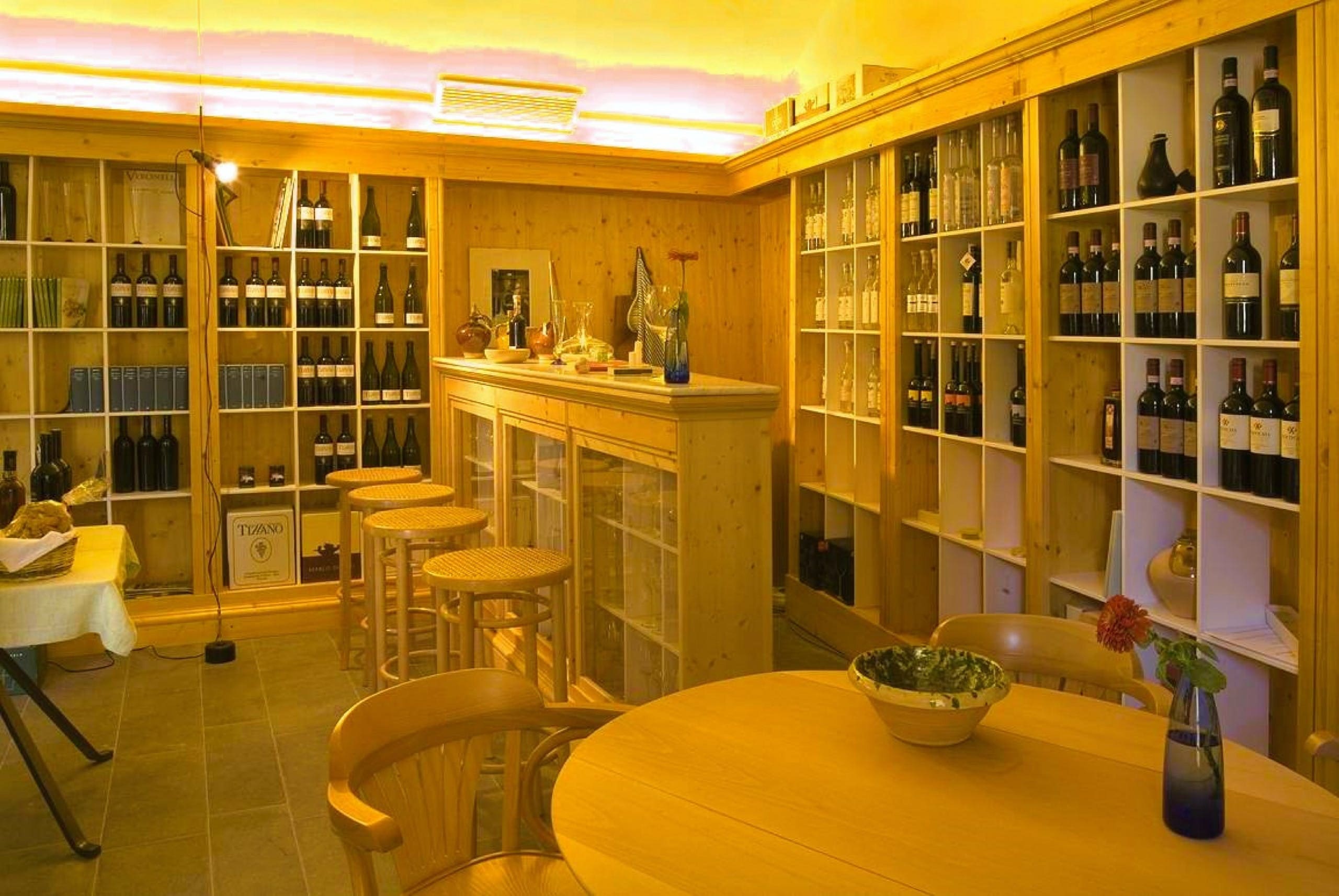 Palazzo Fiorentino Florence: Spacious 4-Bedroom Apartment with Pool Access, Florence East