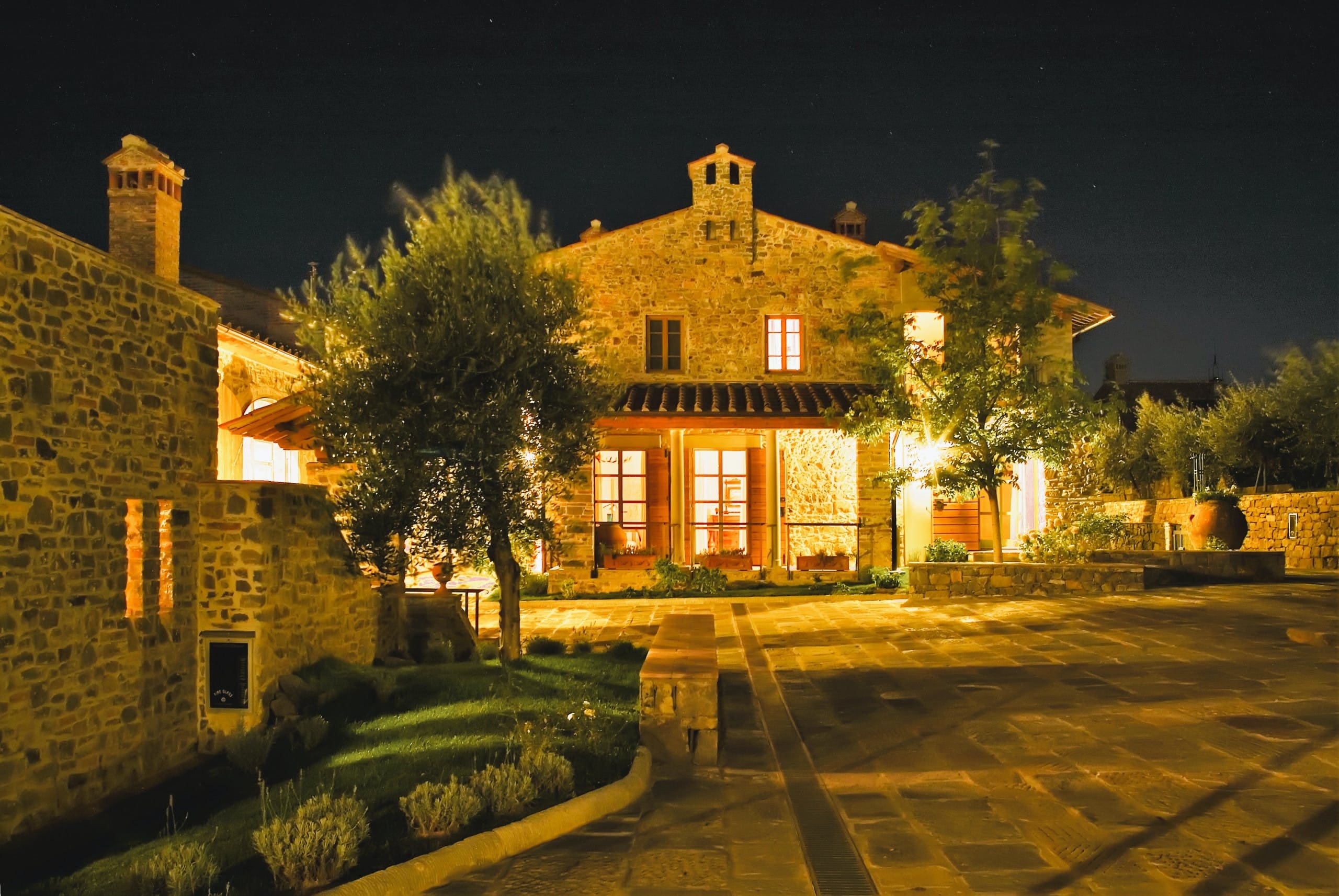 Palazzo Fiorentino Florence: Spacious 4-Bedroom Apartment with Pool Access, Florence East