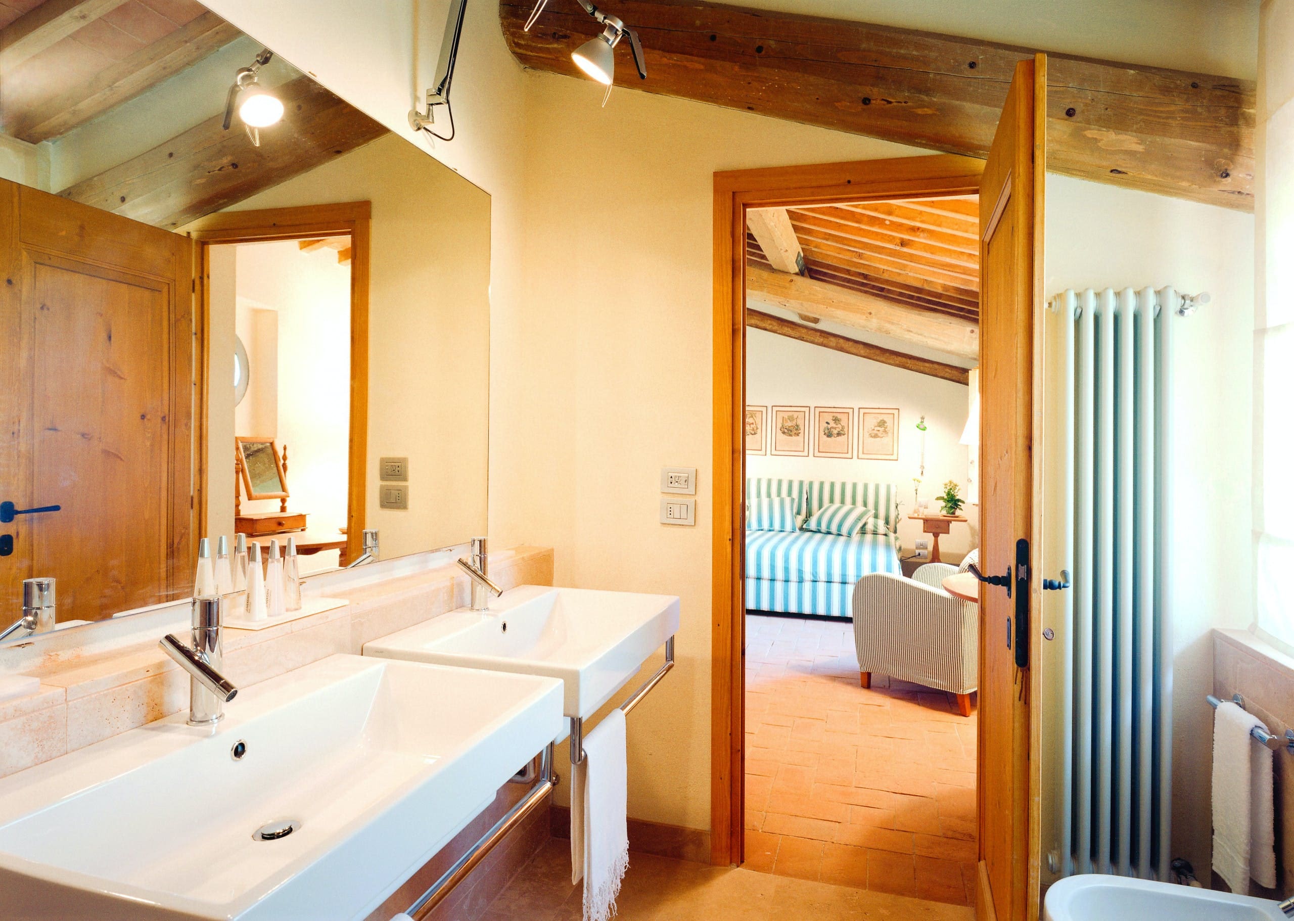 Palazzo Fiorentino Florence: Spacious 4-Bedroom Apartment with Pool Access, Florence East