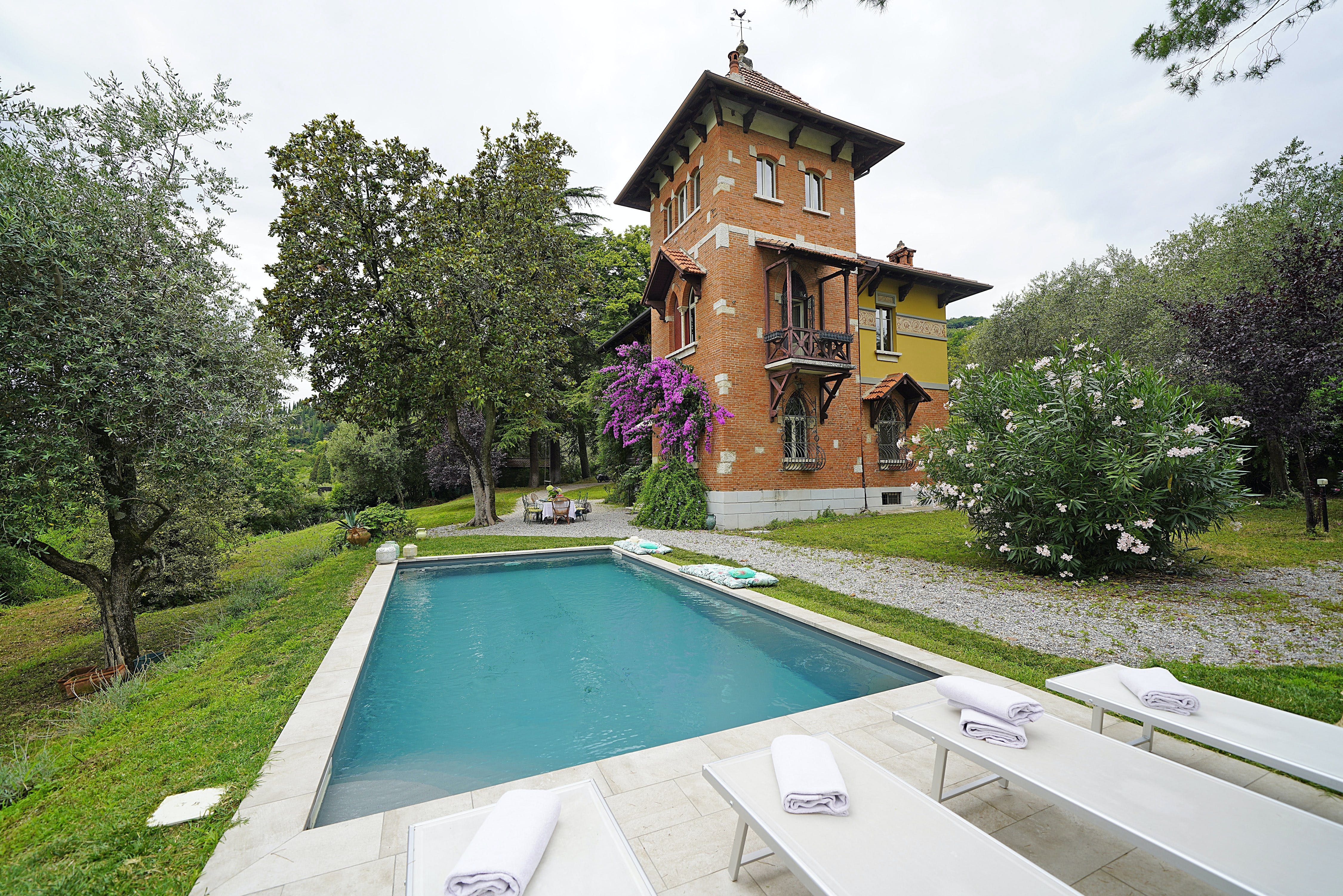 Palazzo Fiume Brescia: Luxury 5-Bedroom Apartment with Seaview and Pool, Brescia