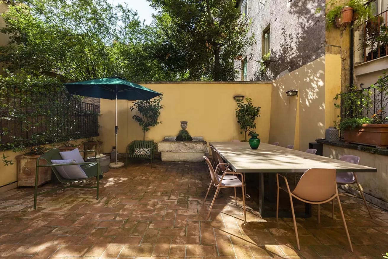 Palazzo Ghetto Rome: Spacious 9-Bedroom Apartment with Sauna in Rome’s Jewish Quarter