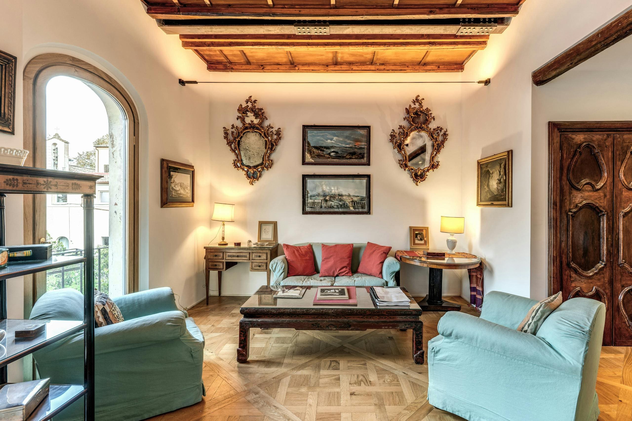 Palazzo Gianicolo Trastevere: Spacious 4-Bedroom Apartment with Air-Con, Trastevere, Rome