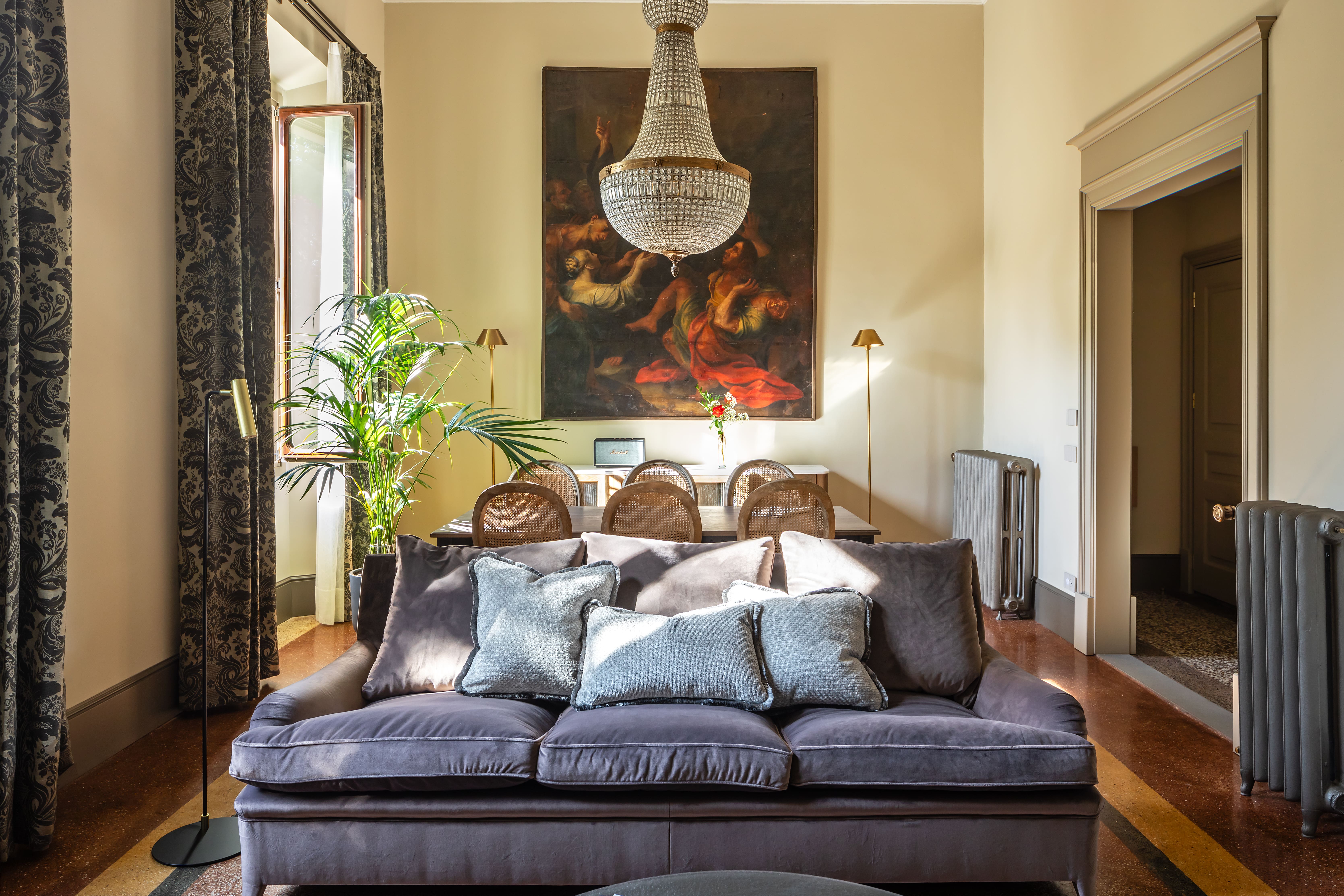 Palazzo Giardino Accademia: Elegant 2-Bedroom Apartment with Private Balcony, Florence