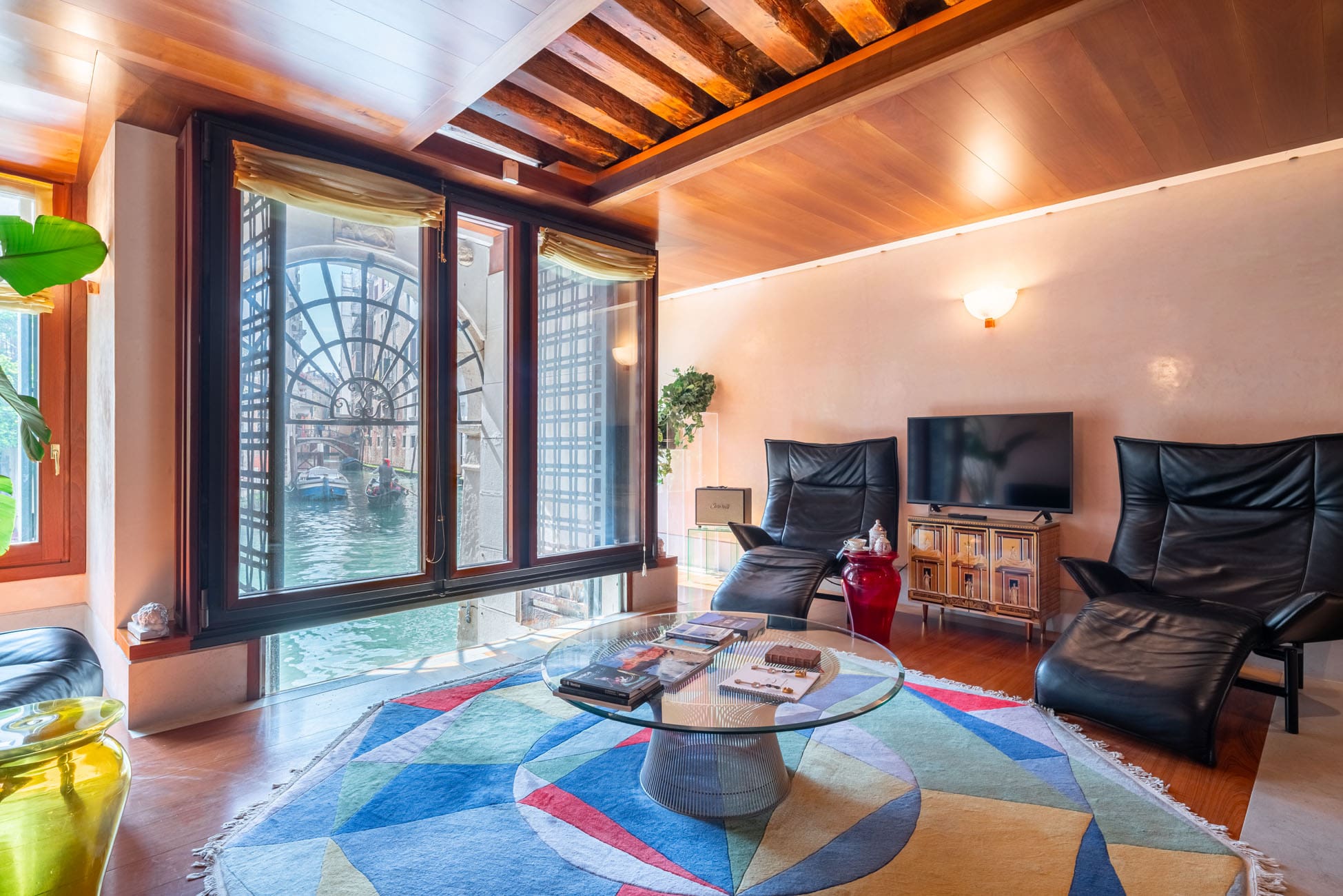 Palazzo Gondola SanMarco: Elegant 2-Bedroom Apartment with Canal Views, San Marco