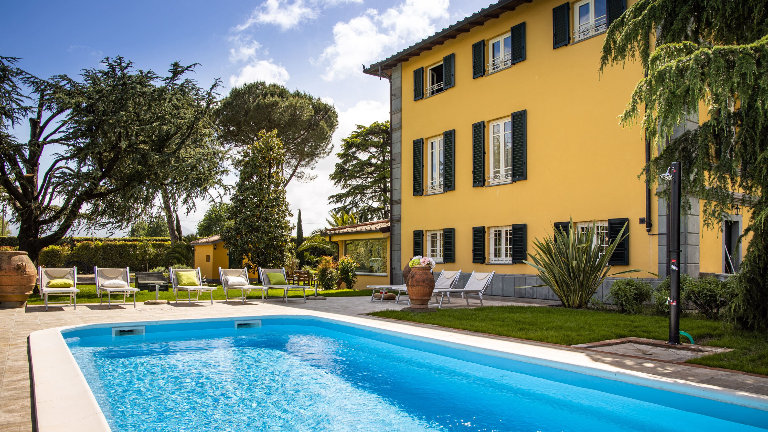 Palazzo Guinigi Lucca Lucca 2: Spacious 4-Bedroom Apartment with Pool and Tennis Court, Lucca