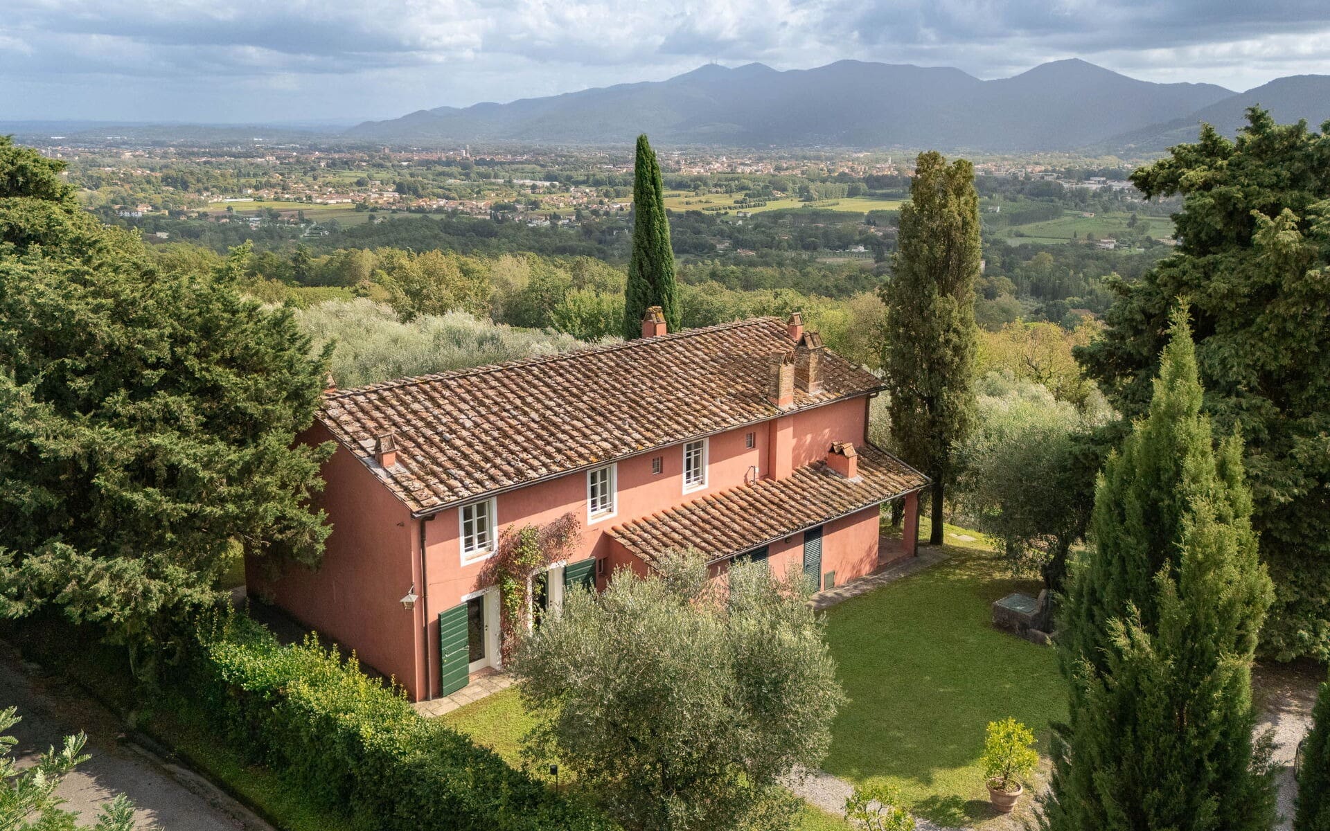 Palazzo Guinigi Lucca: Luxury 3-Bedroom Apartment with Countryside Views, Lucca