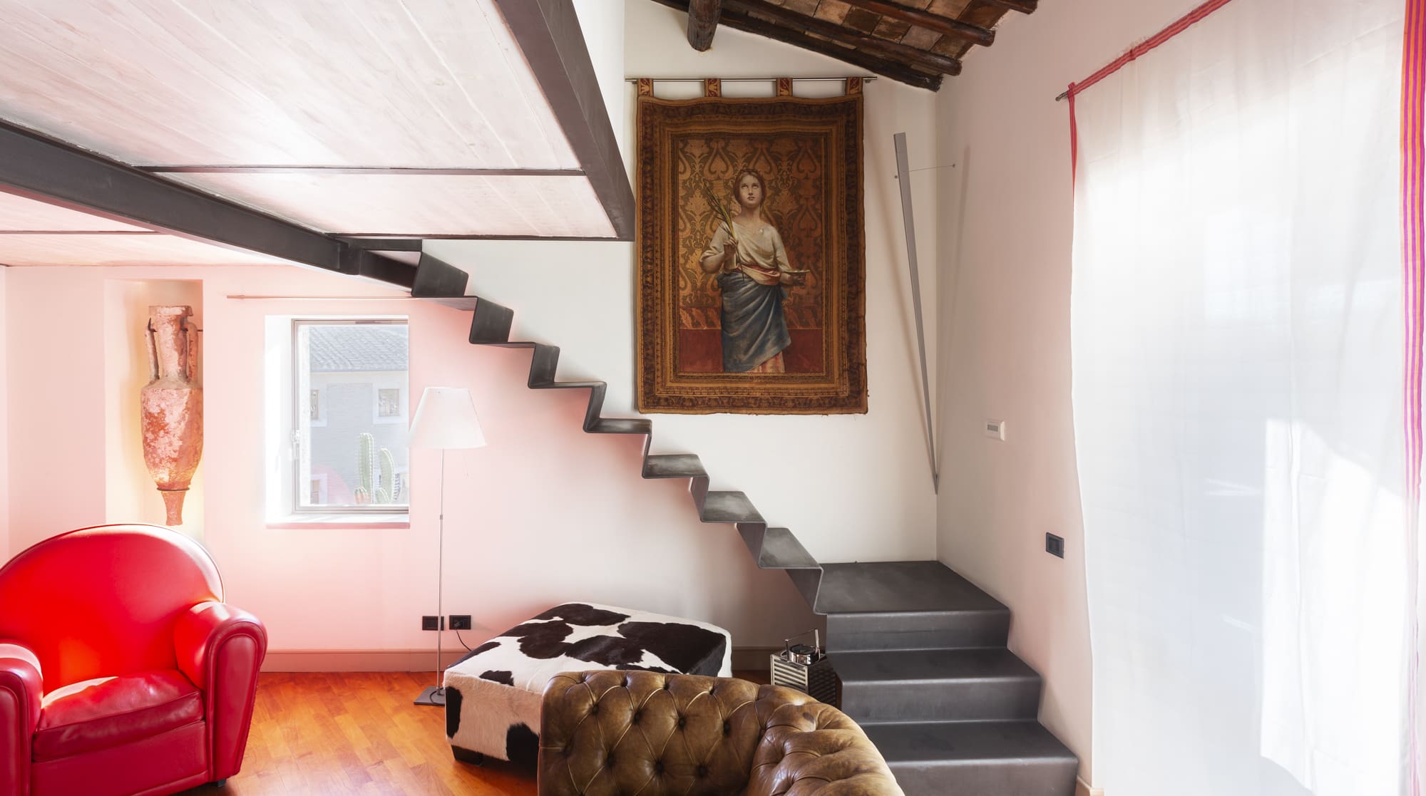 Palazzo Ignazio Trevi: Exquisite 2-Bedroom Townhouse with Historic Charm, Rome