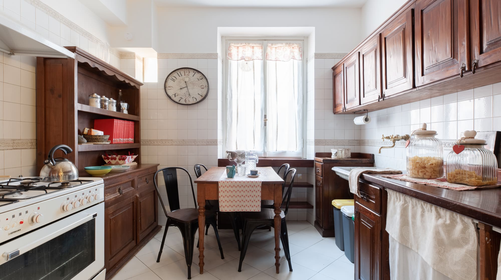 Palazzo Imperiale Roma: Opulent 2-Bedroom Penthouse with Colosseum Views, Rome