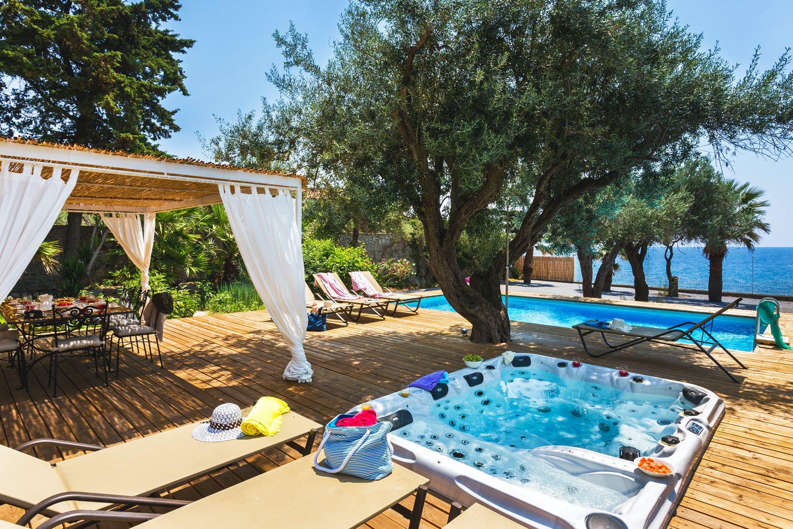 Palazzo Isola Bella Taormina: Spacious 7-Bedroom Apartment with Pool and Sea Views, Taormina