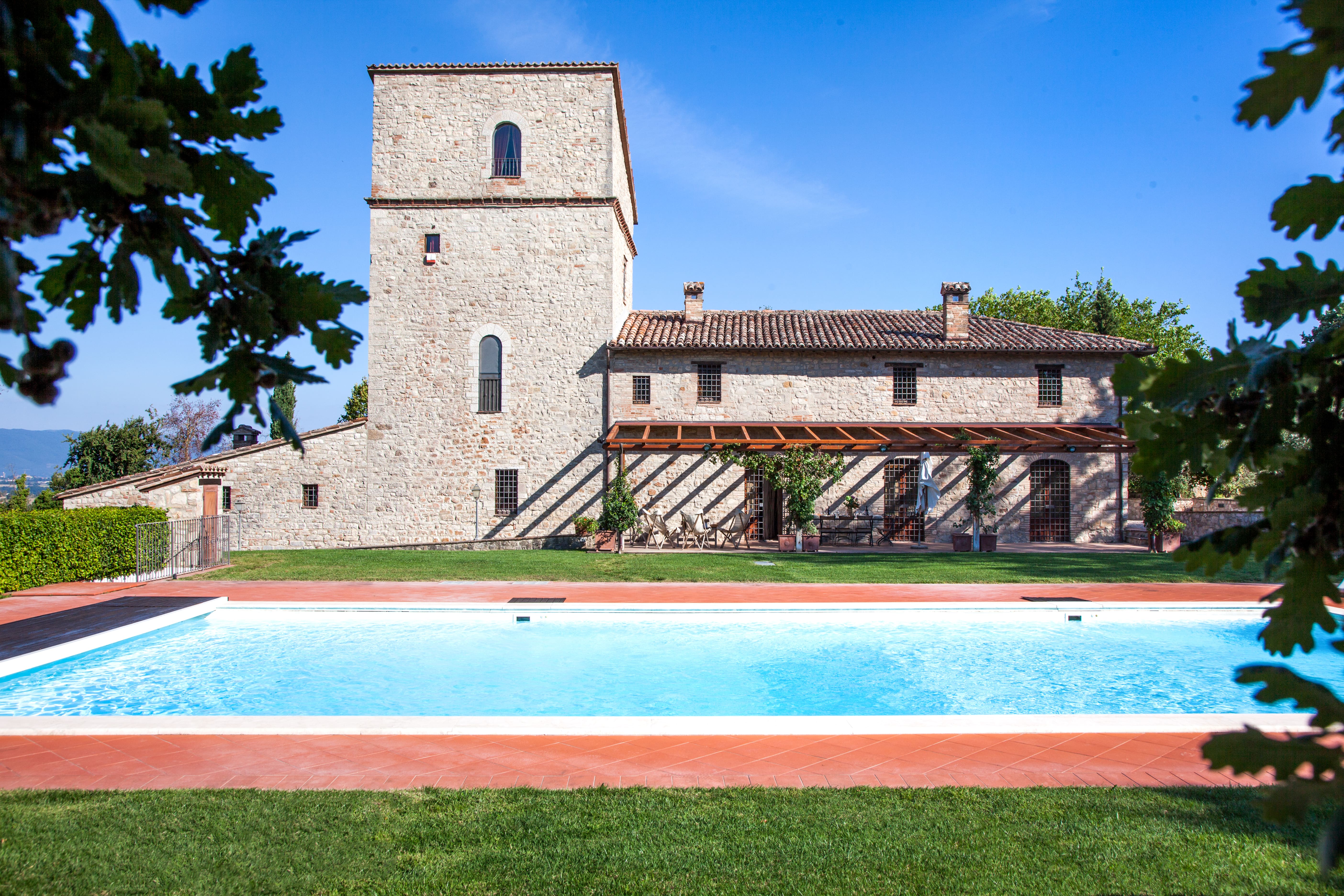 Palazzo Jacopone Todi: Spacious 7-Bedroom Apartment with Pool and Tennis Court, Todi
