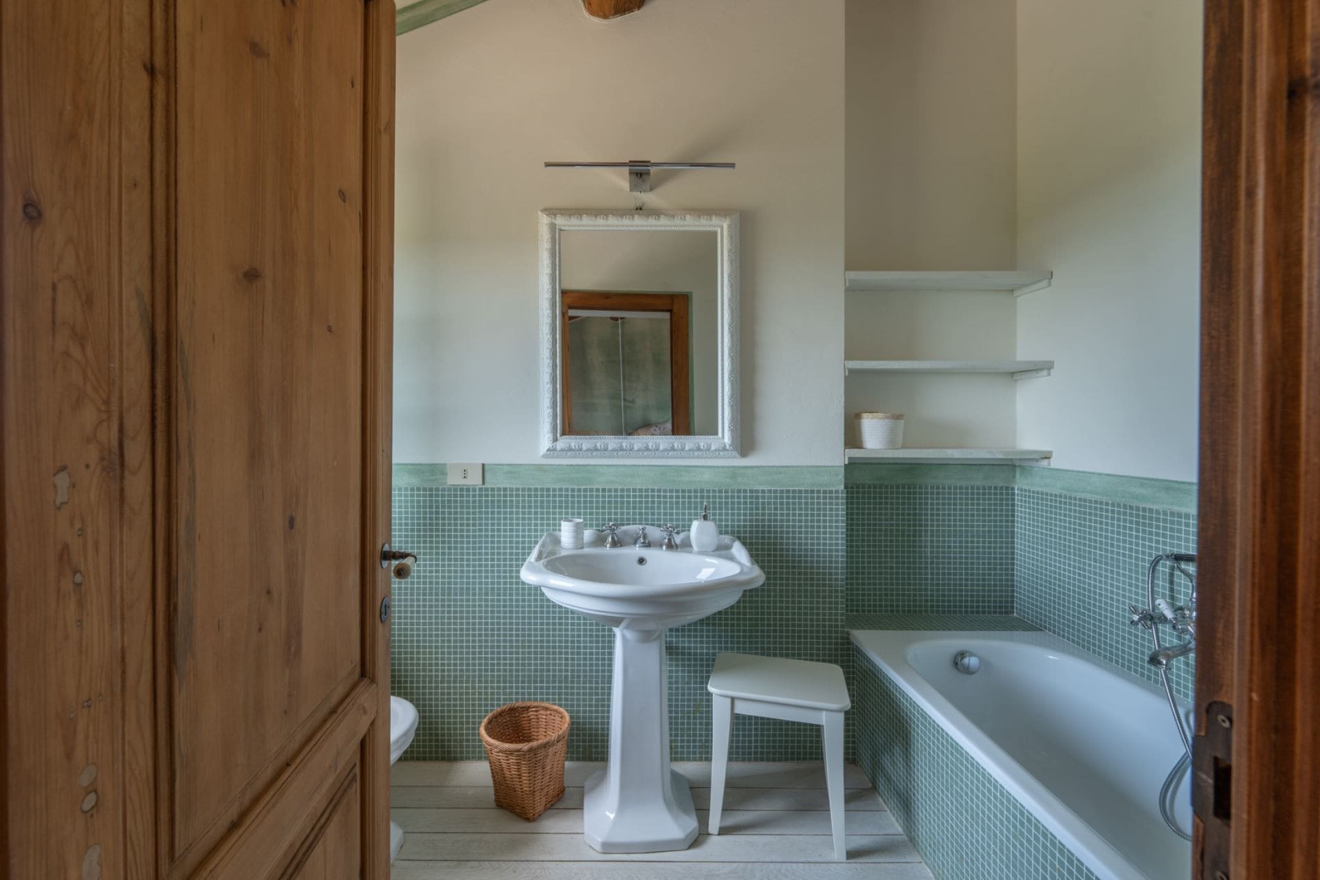 Palazzo Lago Cortona: Spacious 7-Bedroom Apartment with Infinity Pool, Cortona