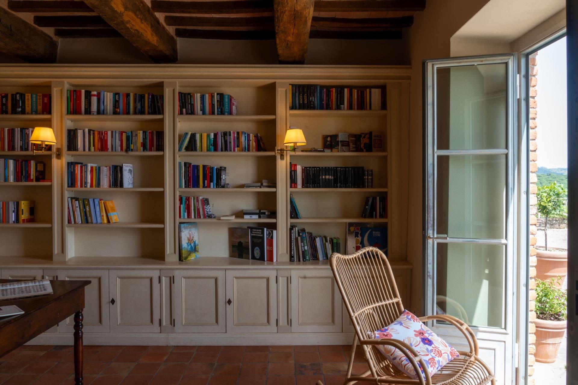 Palazzo Lago Cortona: Spacious 7-Bedroom Apartment with Infinity Pool, Cortona