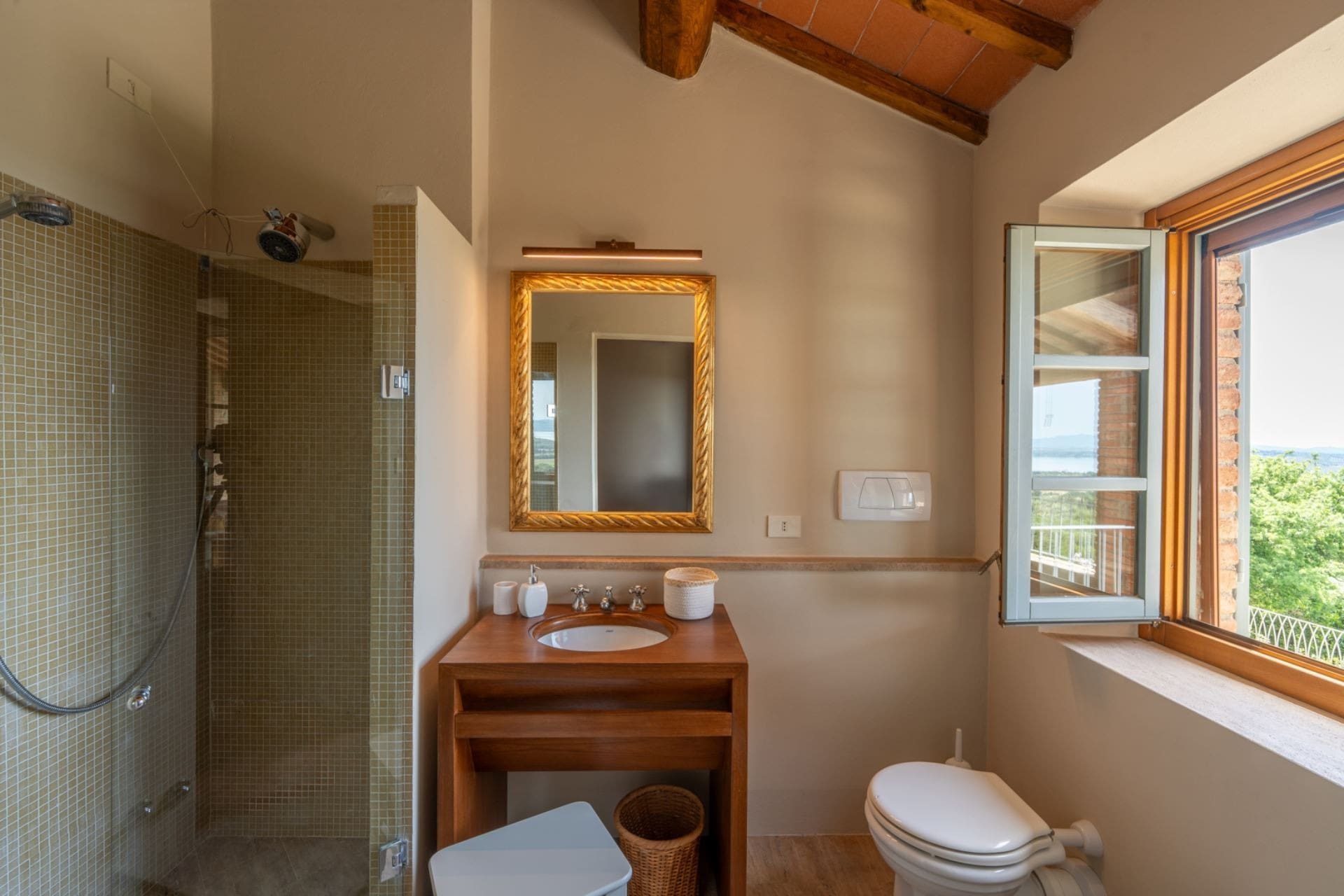 Palazzo Lago Cortona: Spacious 7-Bedroom Apartment with Infinity Pool, Cortona