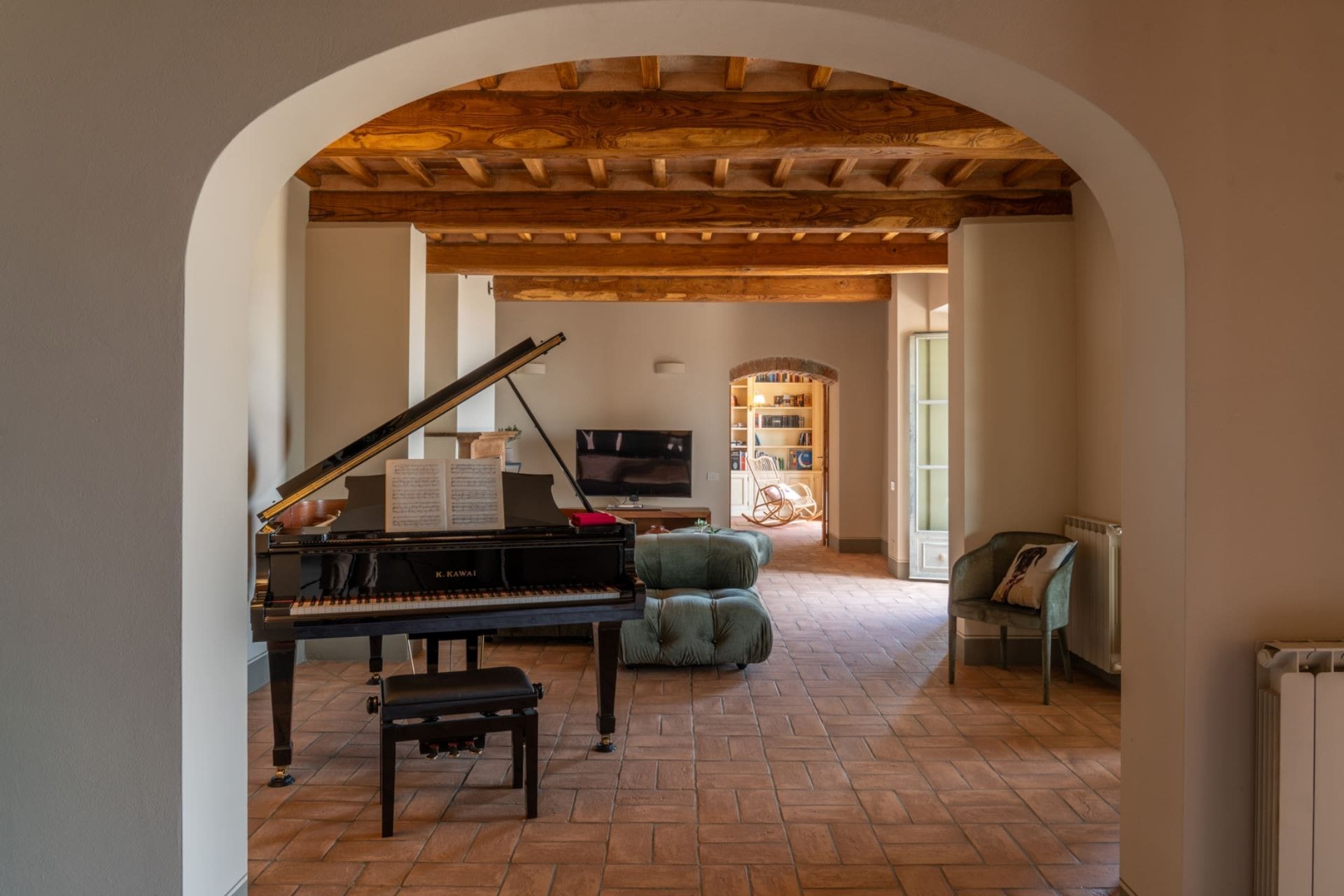 Palazzo Lago Cortona: Spacious 7-Bedroom Apartment with Infinity Pool, Cortona