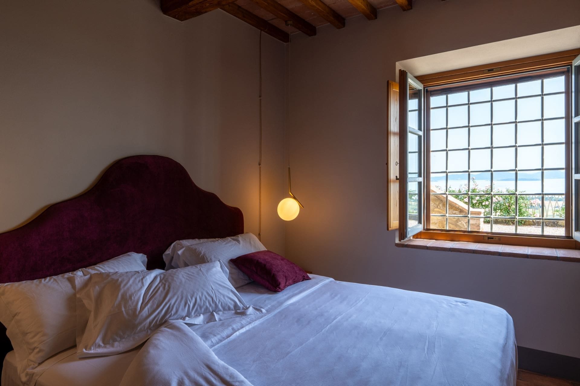 Palazzo Lago Cortona: Spacious 7-Bedroom Apartment with Infinity Pool, Cortona