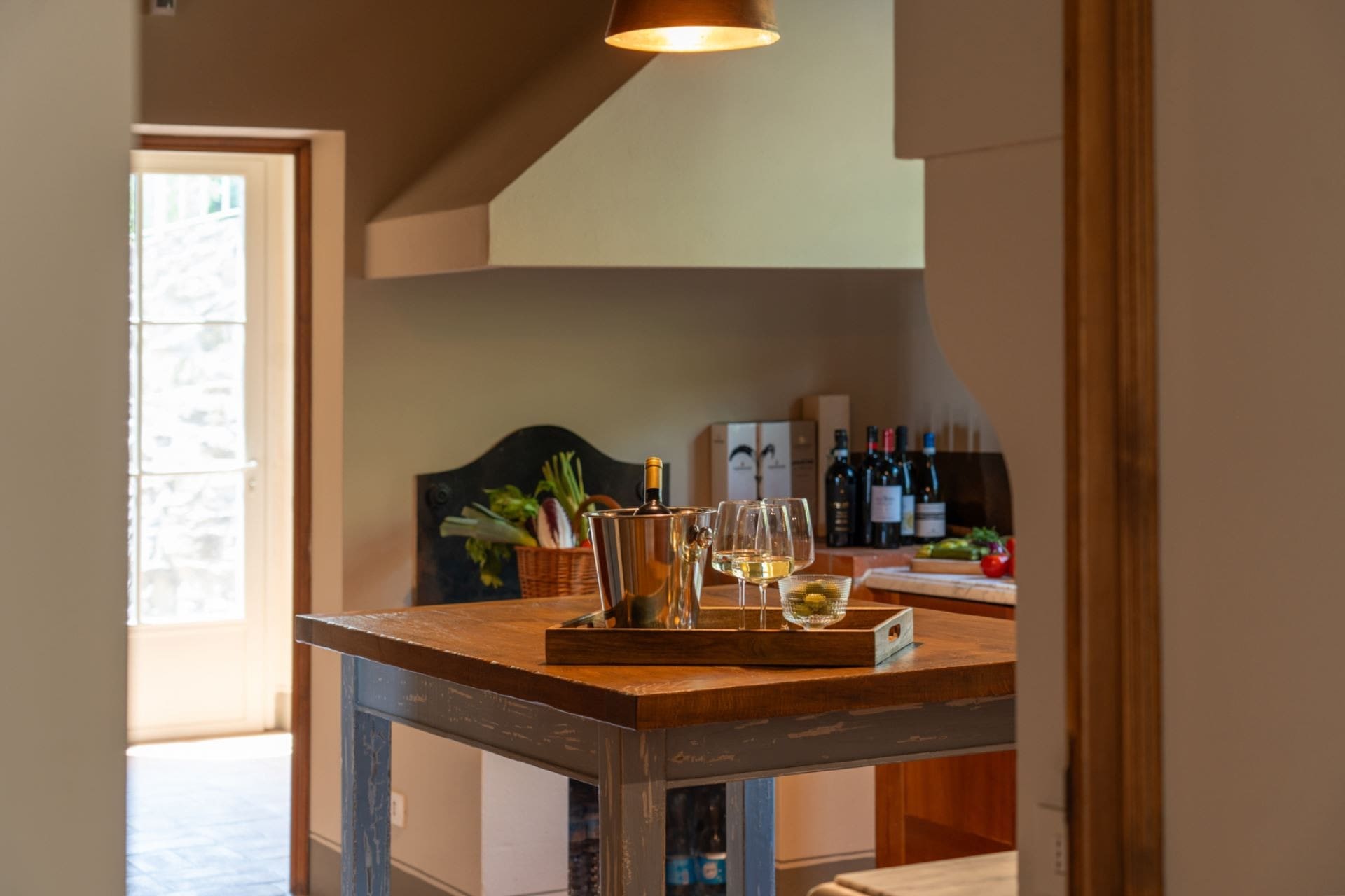 Palazzo Lago Cortona: Spacious 7-Bedroom Apartment with Infinity Pool, Cortona