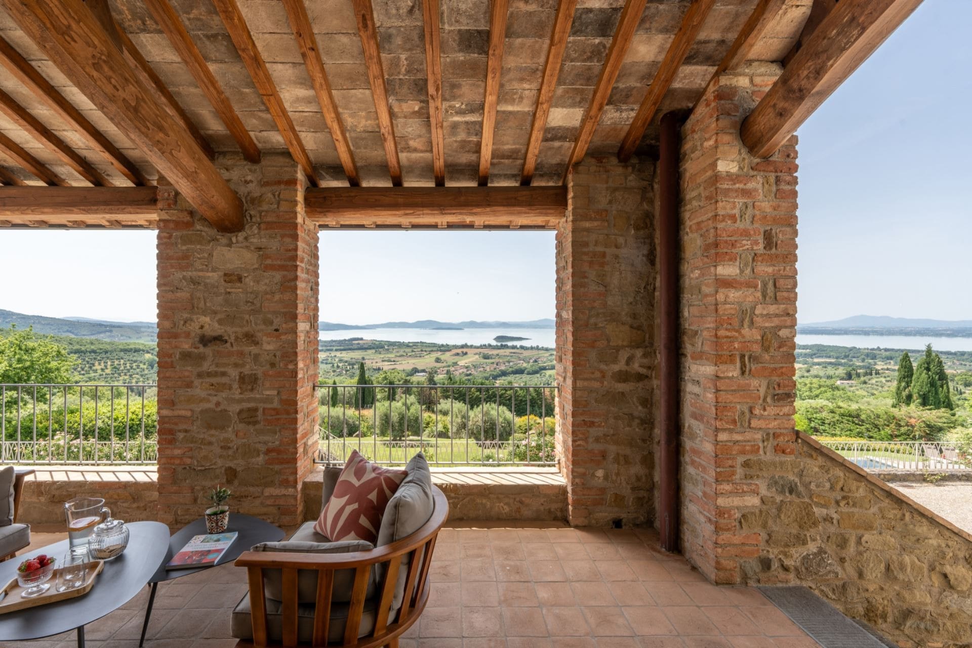 Palazzo Lago Cortona: Spacious 7-Bedroom Apartment with Infinity Pool, Cortona