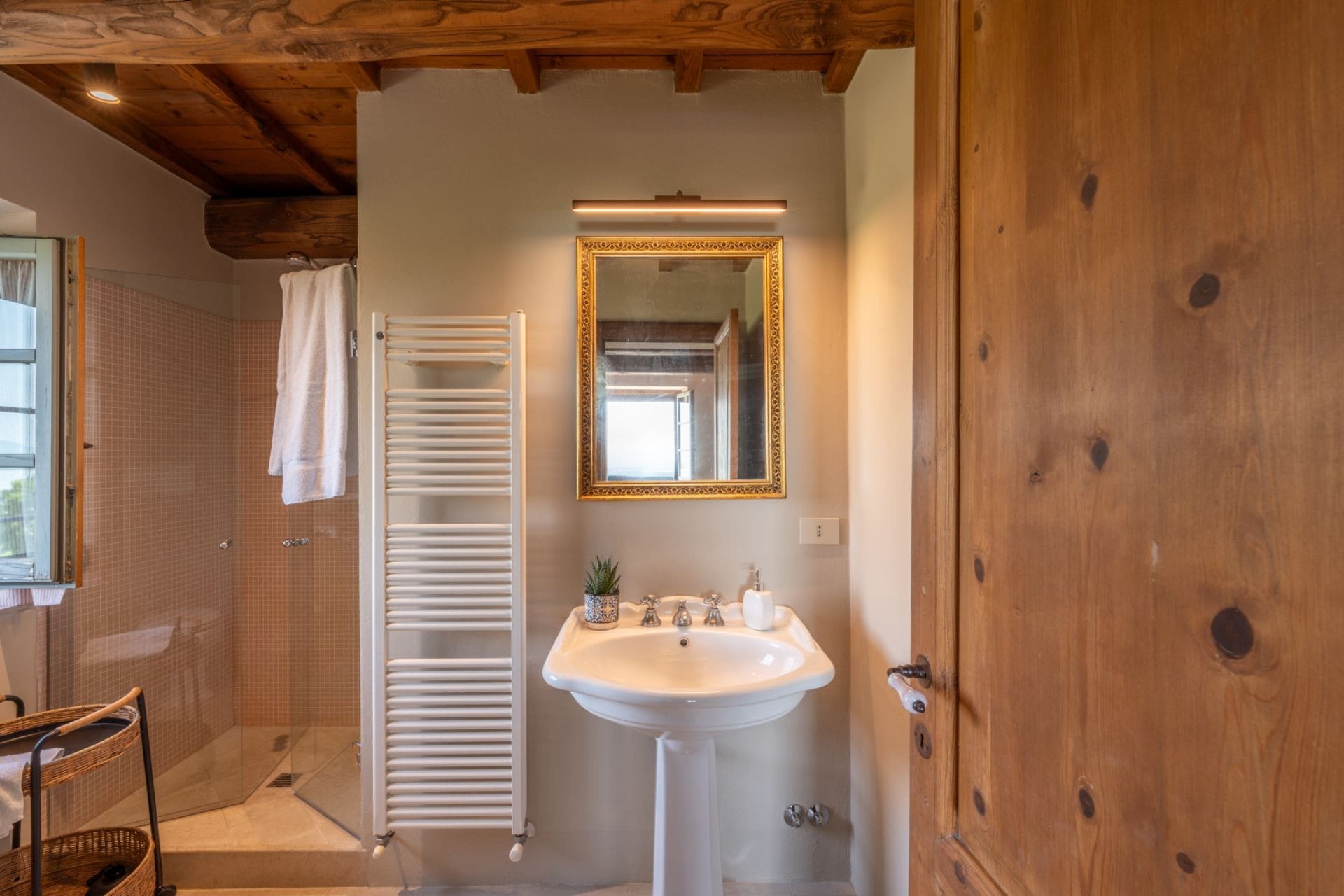 Palazzo Lago Cortona: Spacious 7-Bedroom Apartment with Infinity Pool, Cortona