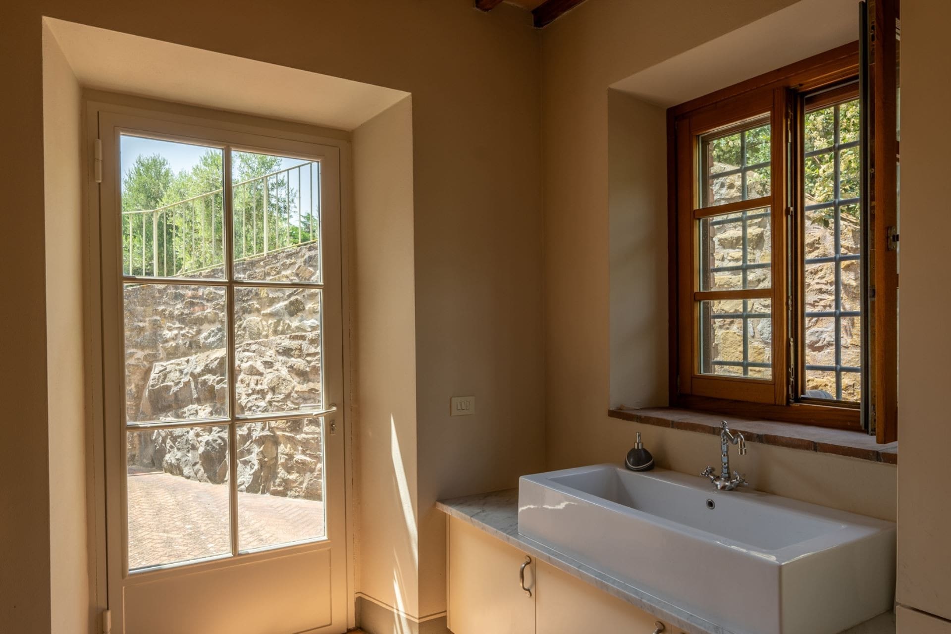 Palazzo Lago Cortona: Spacious 7-Bedroom Apartment with Infinity Pool, Cortona