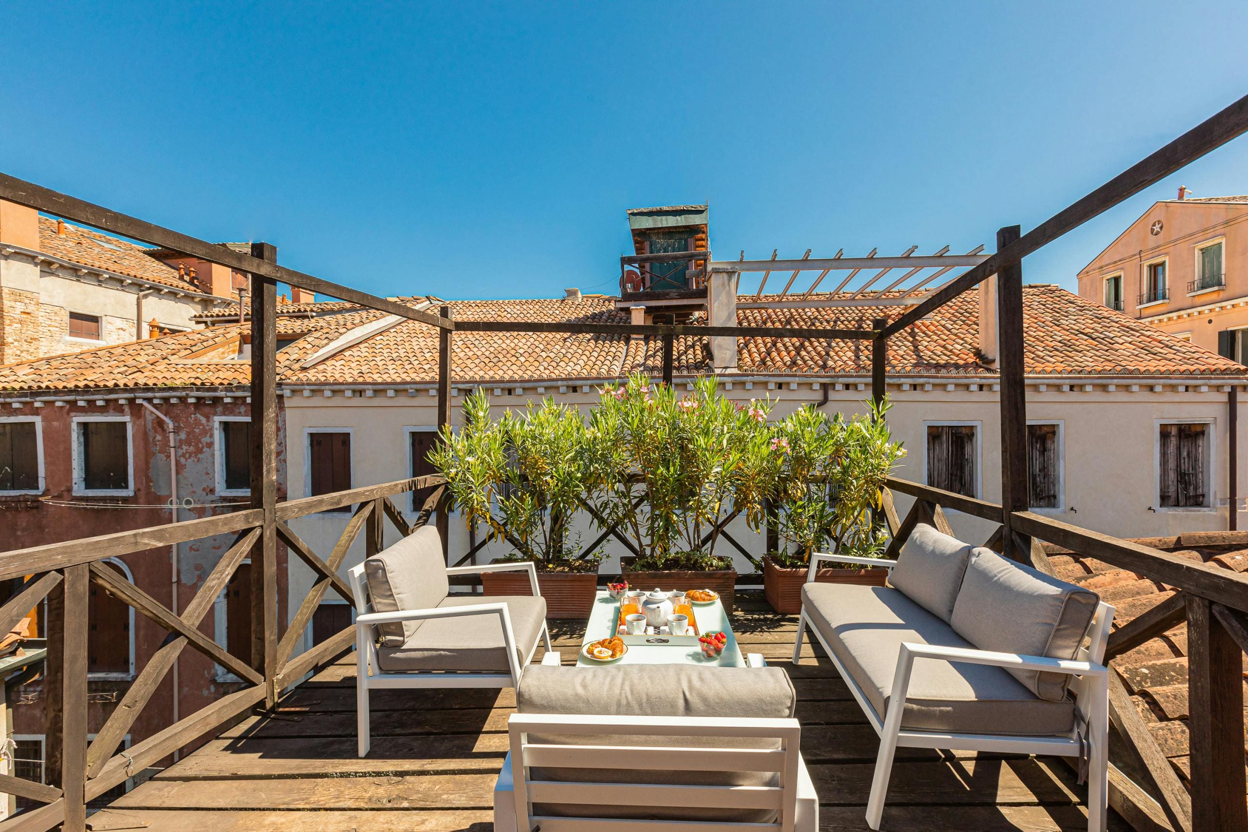 Palazzo Malpaga Dorsoduro: 3-Bedroom Luxury Apartment with Rooftop Terrace, Dorsoduro, Venice