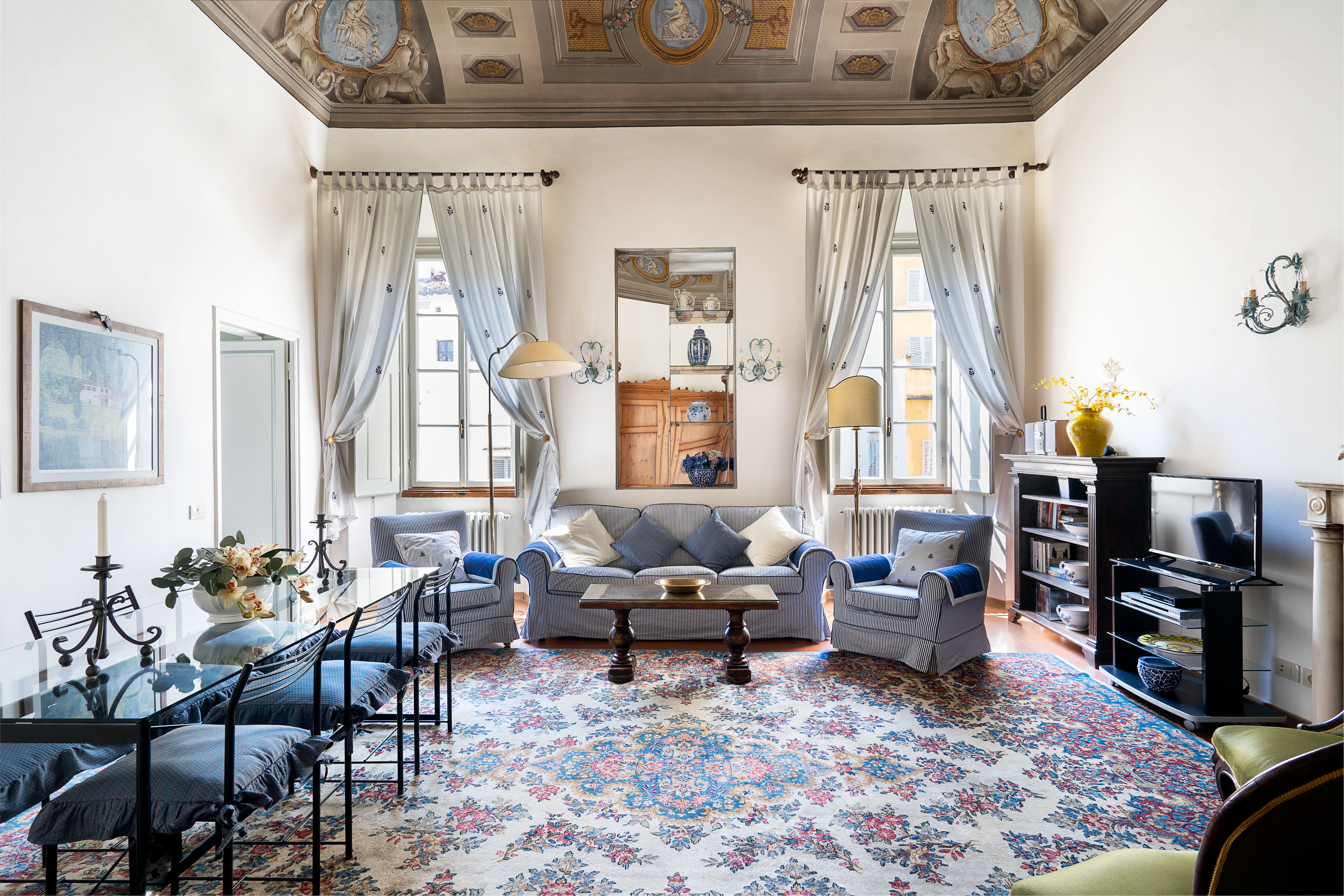 Palazzo Mediceo SantaCroce: Exquisite 3-Bedroom Apartment with Historic Charm, Florence