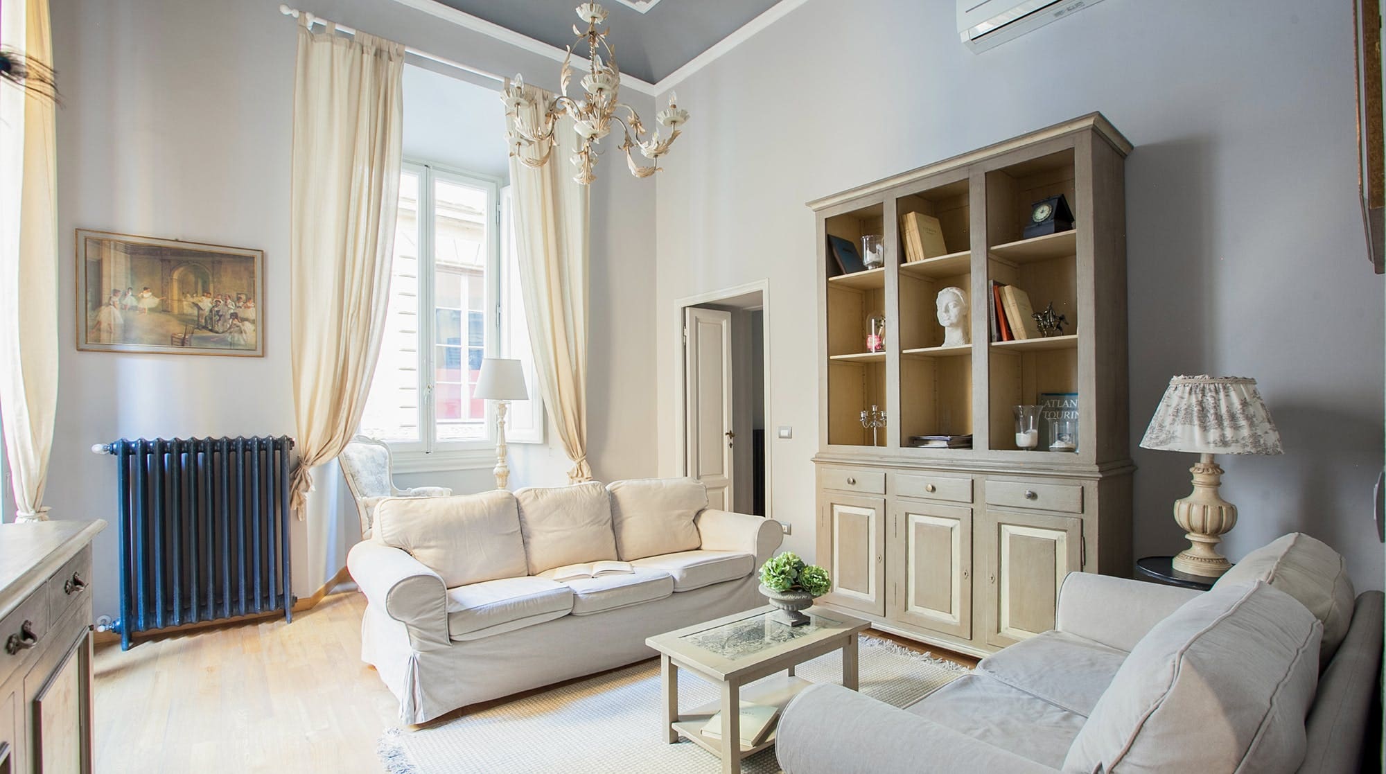 Palazzo Medici Florence: Luxury 4-Bedroom Apartment with Historic Charm, Florence Duomo