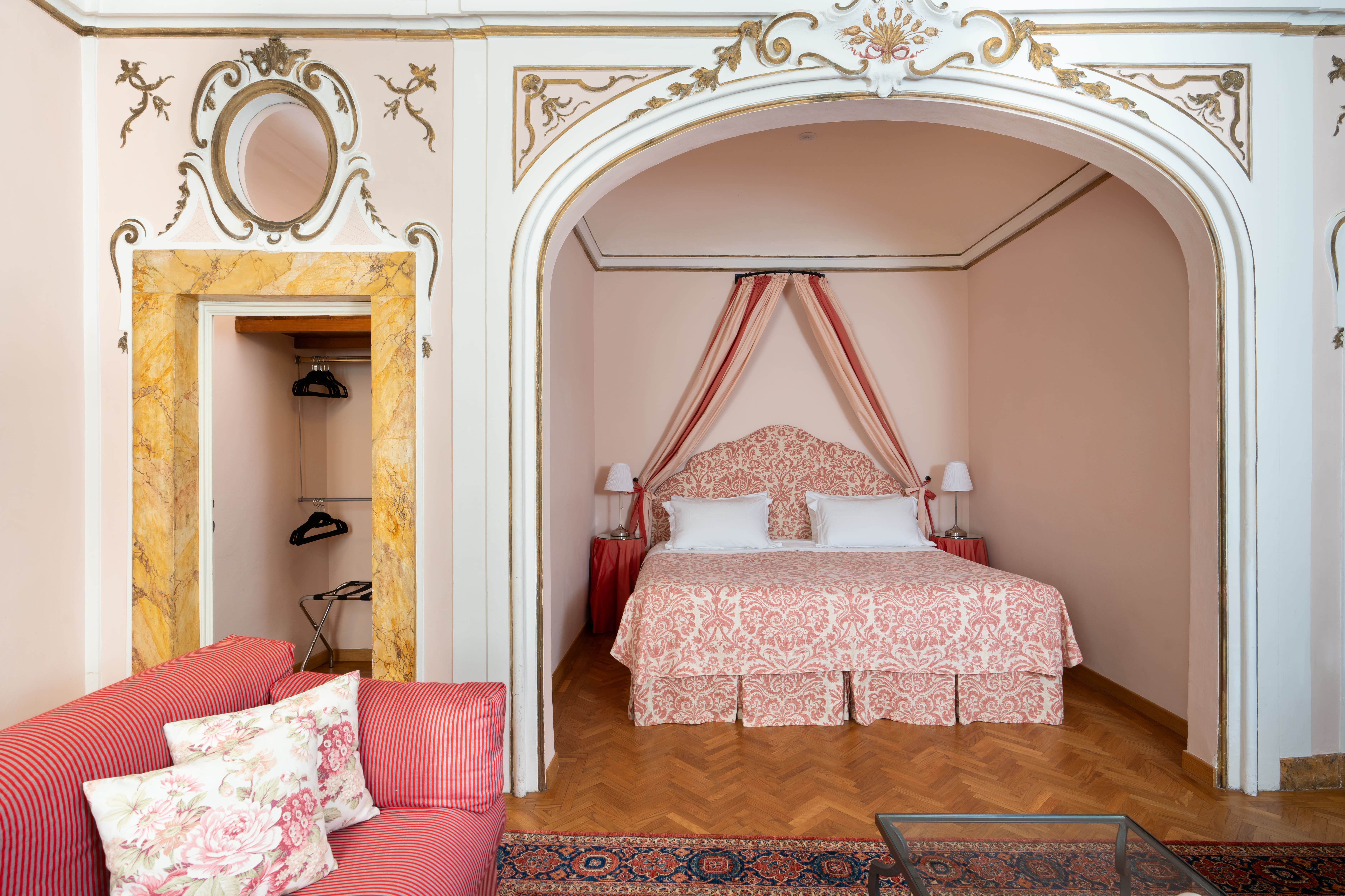 Palazzo Medici SantaCroce: 3-Bedroom Luxury Apartment with Communal Gym, Florence