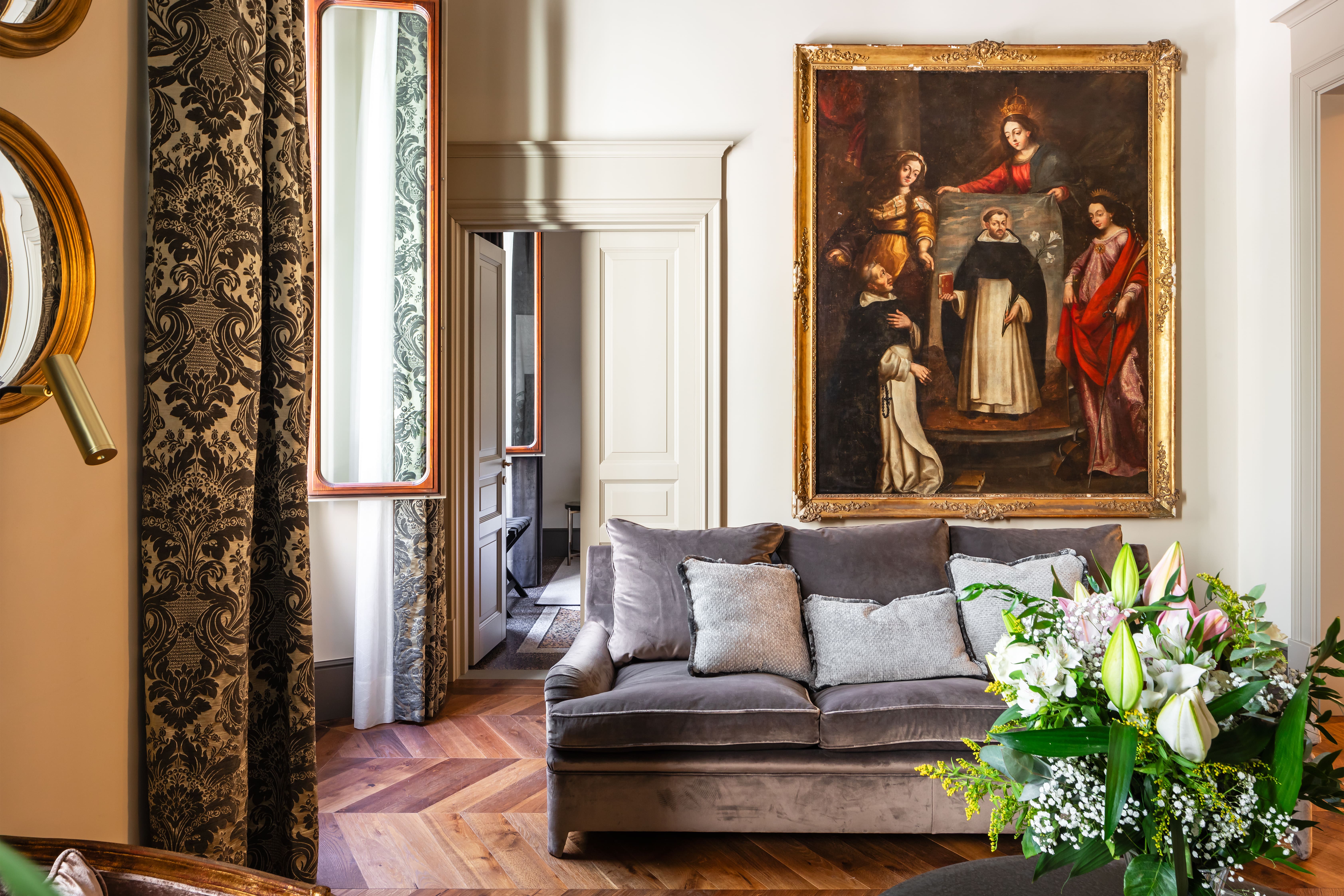 Palazzo Michelangelo Accademia: Elegant 2-Bedroom Apartment with City Views, Florence