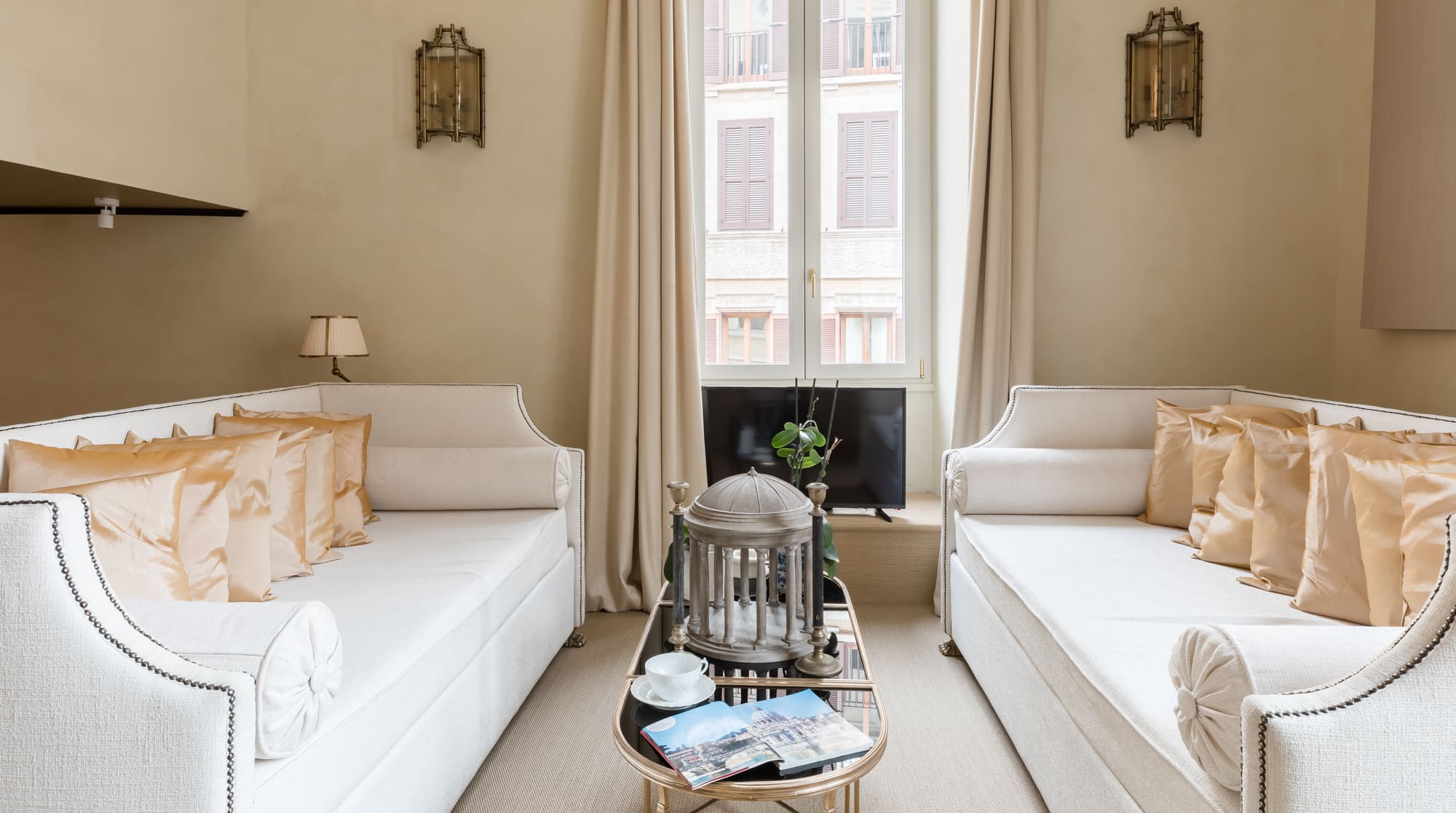 Palazzo Miraggio Pantheon: Luxury 1-Bedroom Loft with Panoramic Views, Rome Pantheon