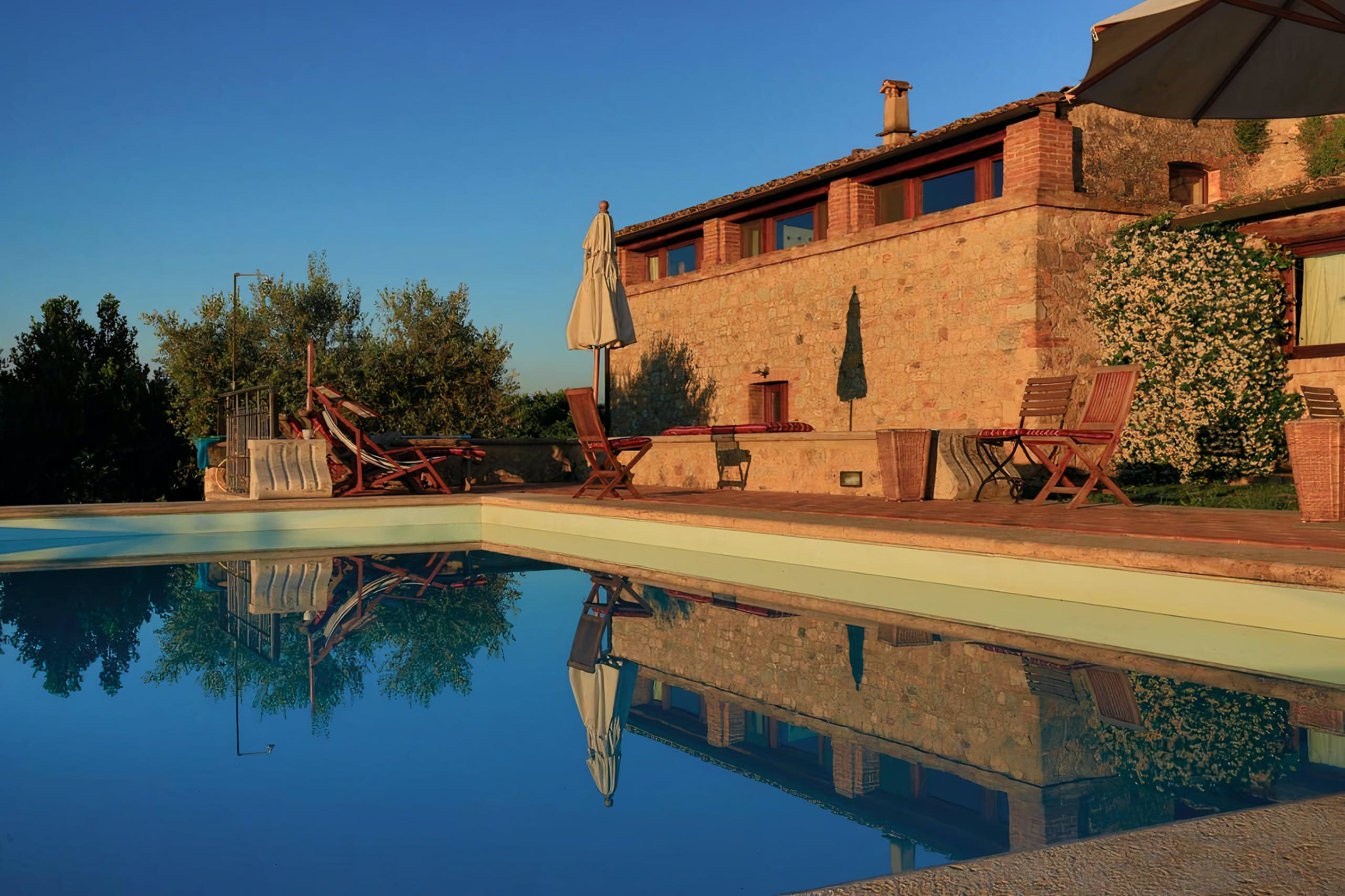 Palazzo Montagnola Siena: Elegant 8-Bedroom Apartment with Shared Pool, Tuscany Countryside