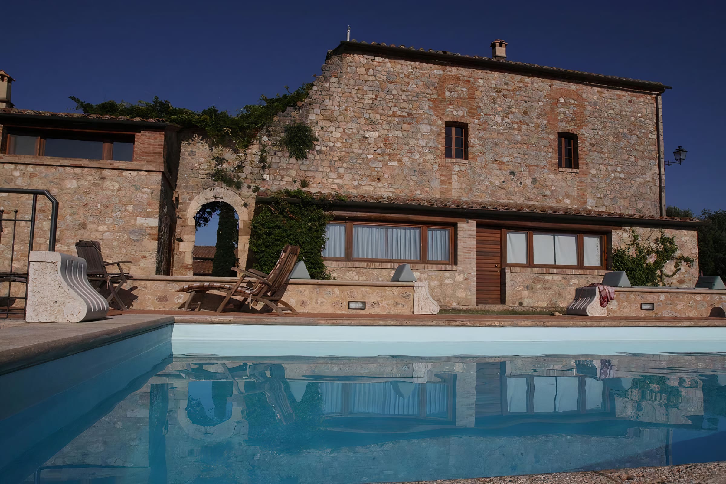 Palazzo Montagnola Siena: Elegant 8-Bedroom Apartment with Shared Pool, Tuscany Countryside