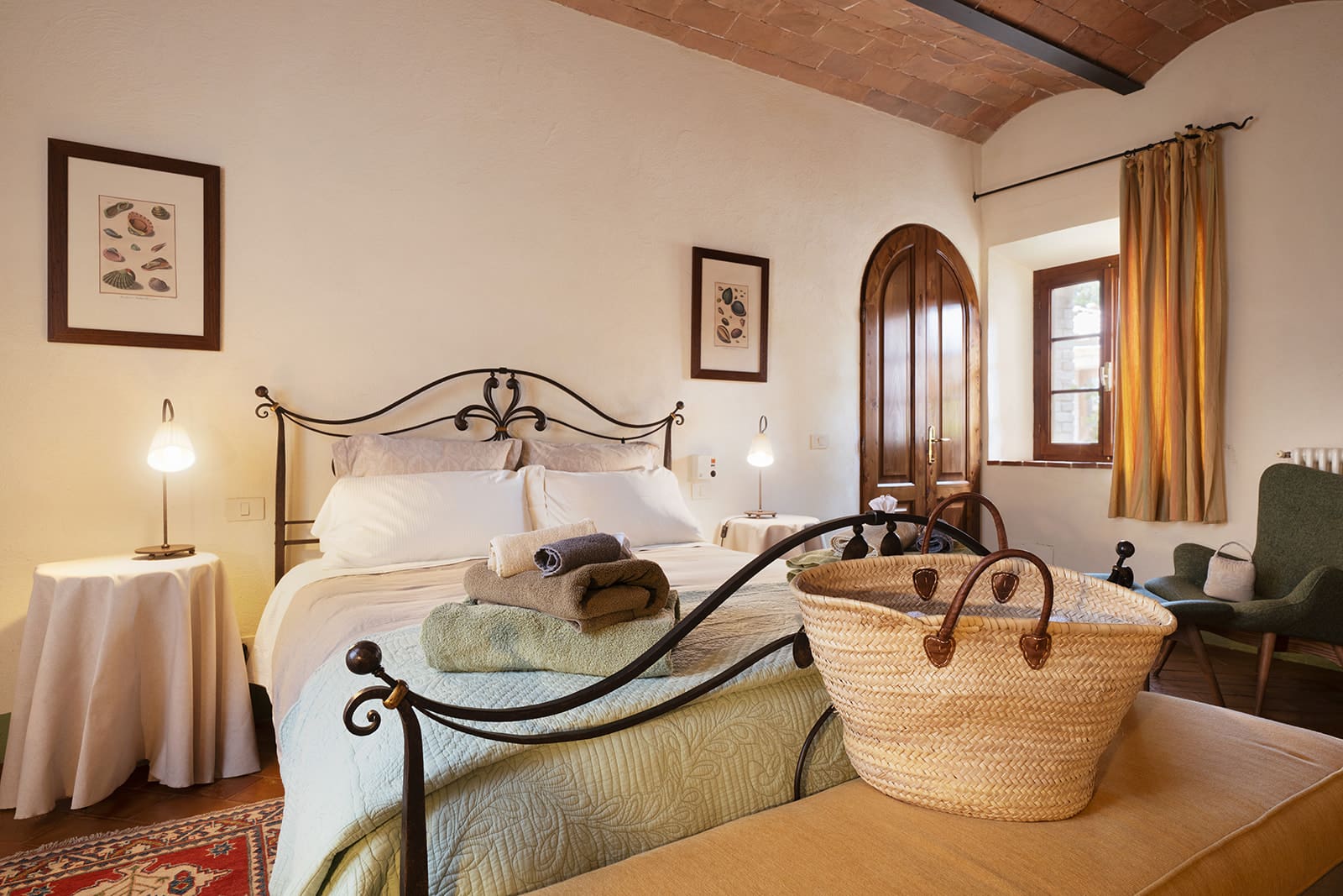 Palazzo Montagnola Siena: Elegant 8-Bedroom Apartment with Shared Pool, Tuscany Countryside