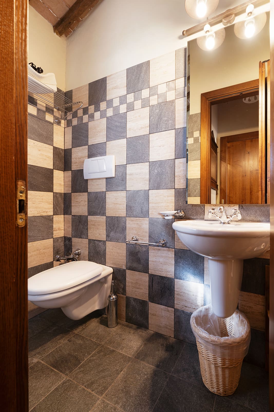 Palazzo Montagnola Siena: Elegant 8-Bedroom Apartment with Shared Pool, Tuscany Countryside