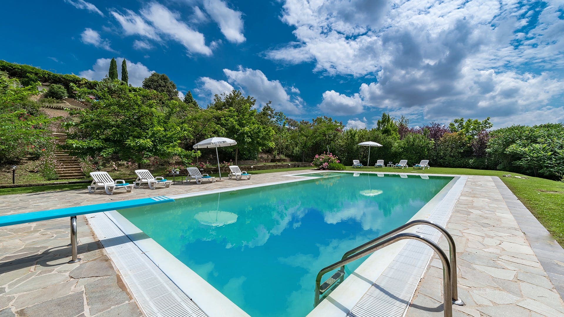 Palazzo Montefalco Marche: Elegant 6-Bedroom Apartment with Pool and Tennis Court, Marche