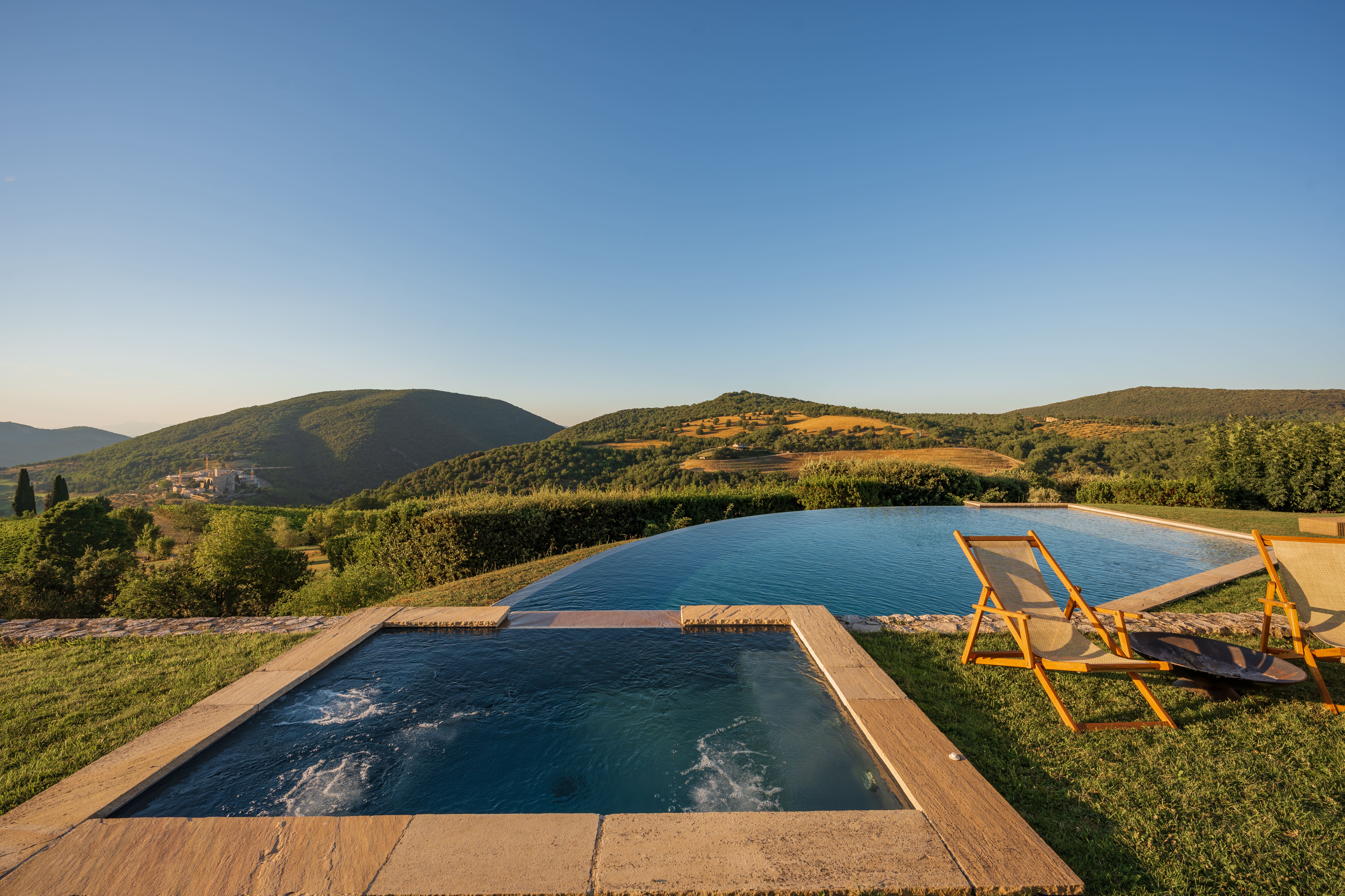 Palazzo Montefalco Perugia: Spacious 8-Bedroom Apartment with Pool and Countryside Views, Perugia