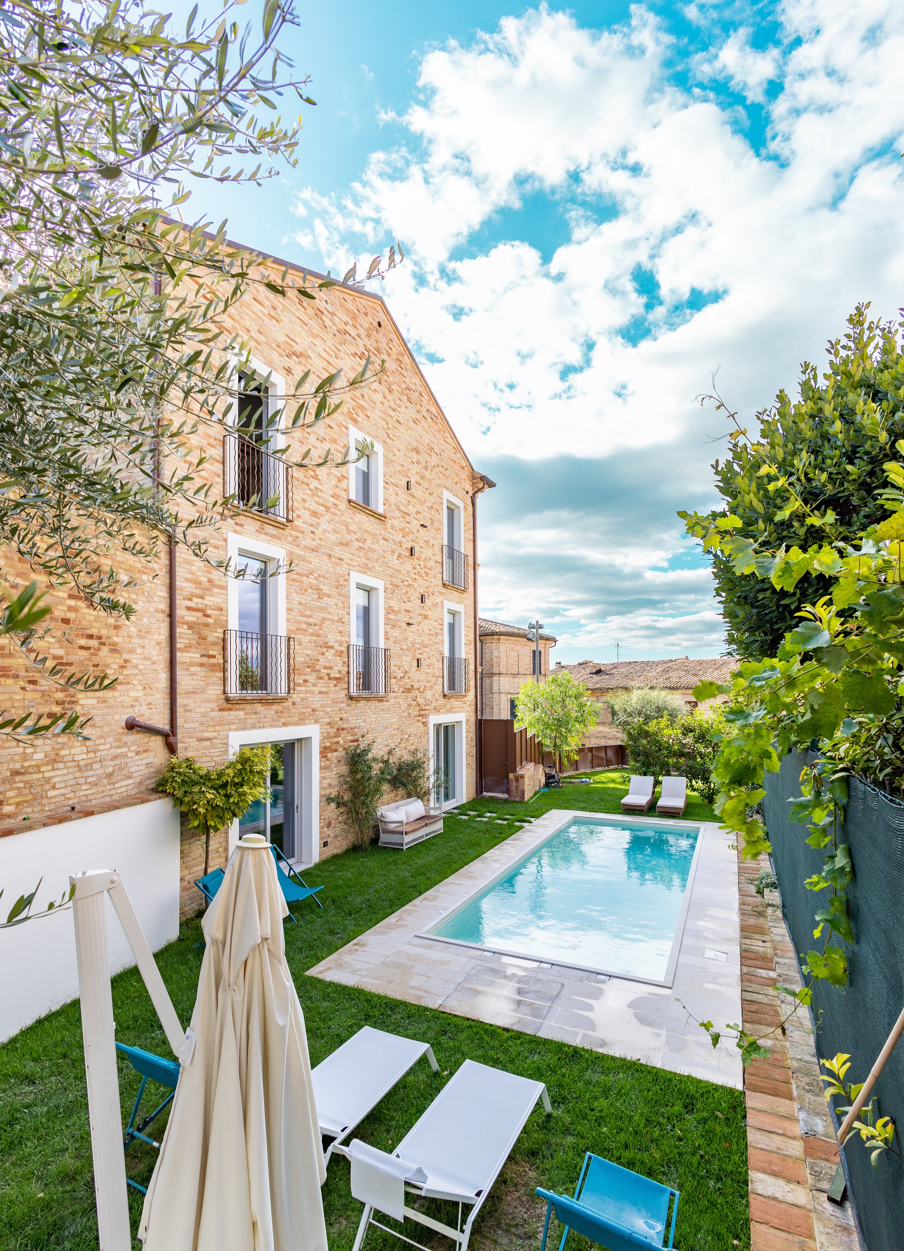 Palazzo Montelupone Marche: Spacious 4-Bedroom Apartment with Pool, Marche, Italy