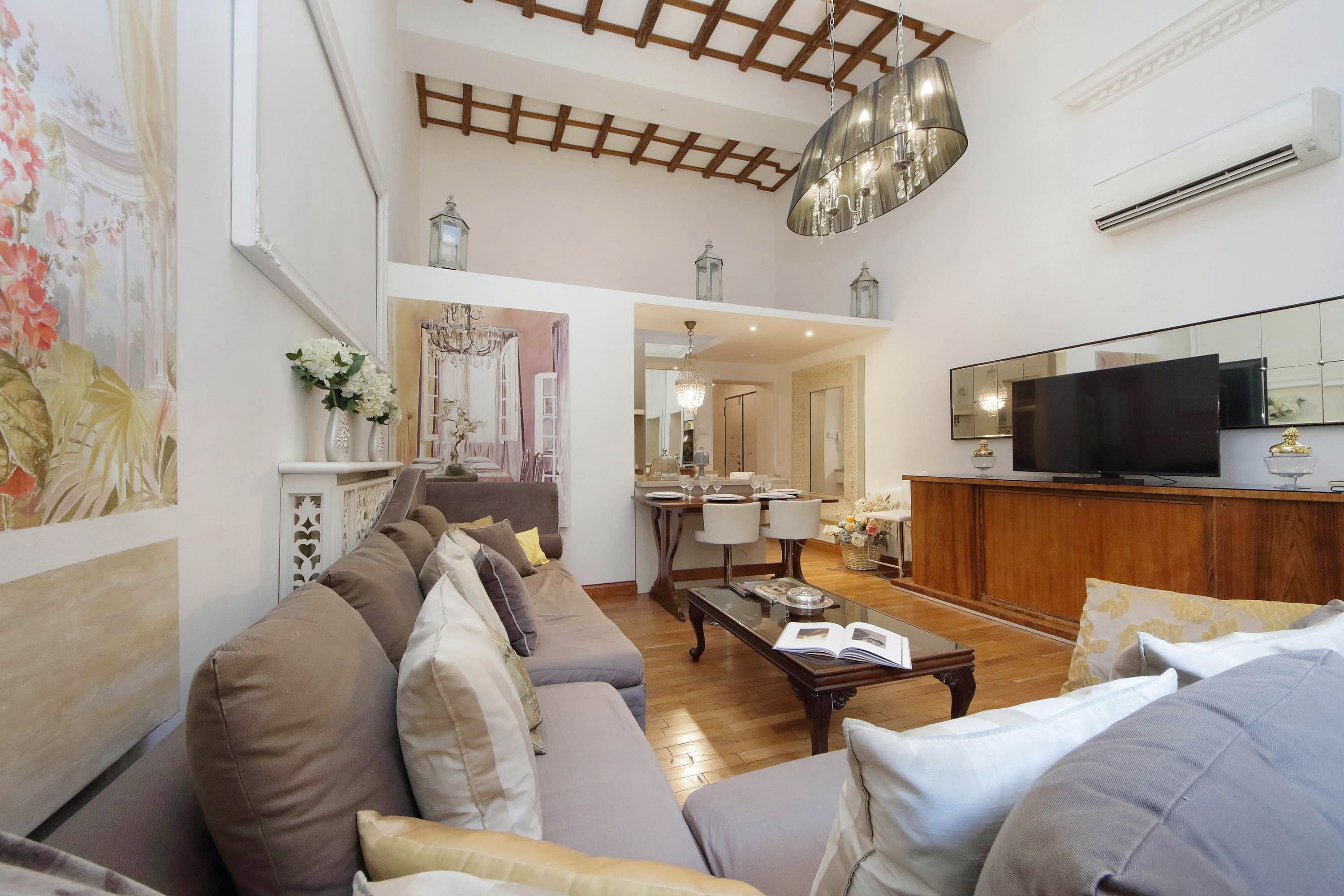 Palazzo Navona Roma: Spacious 2-Bedroom Luxury Apartment, Campo de’ Fiori, Rome