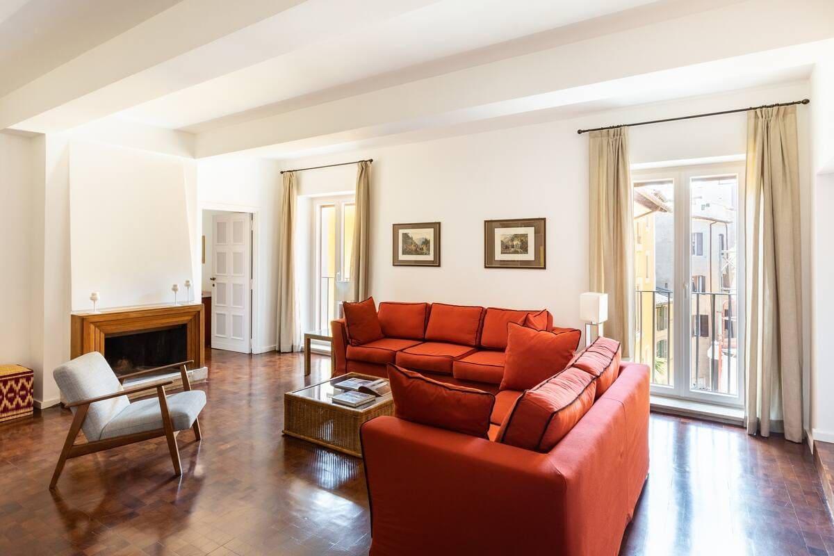 Palazzo Navonensis Rome: Elegant 3-Bedroom Apartment with Historic Charm, Rome Navona