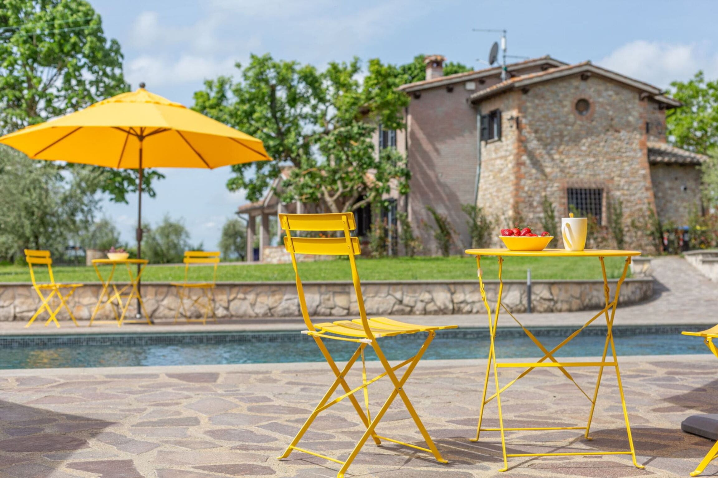 Palazzo Oliveto Umbria: Elegant 4-Bedroom Apartment with Pool and Countryside Views, Umbria