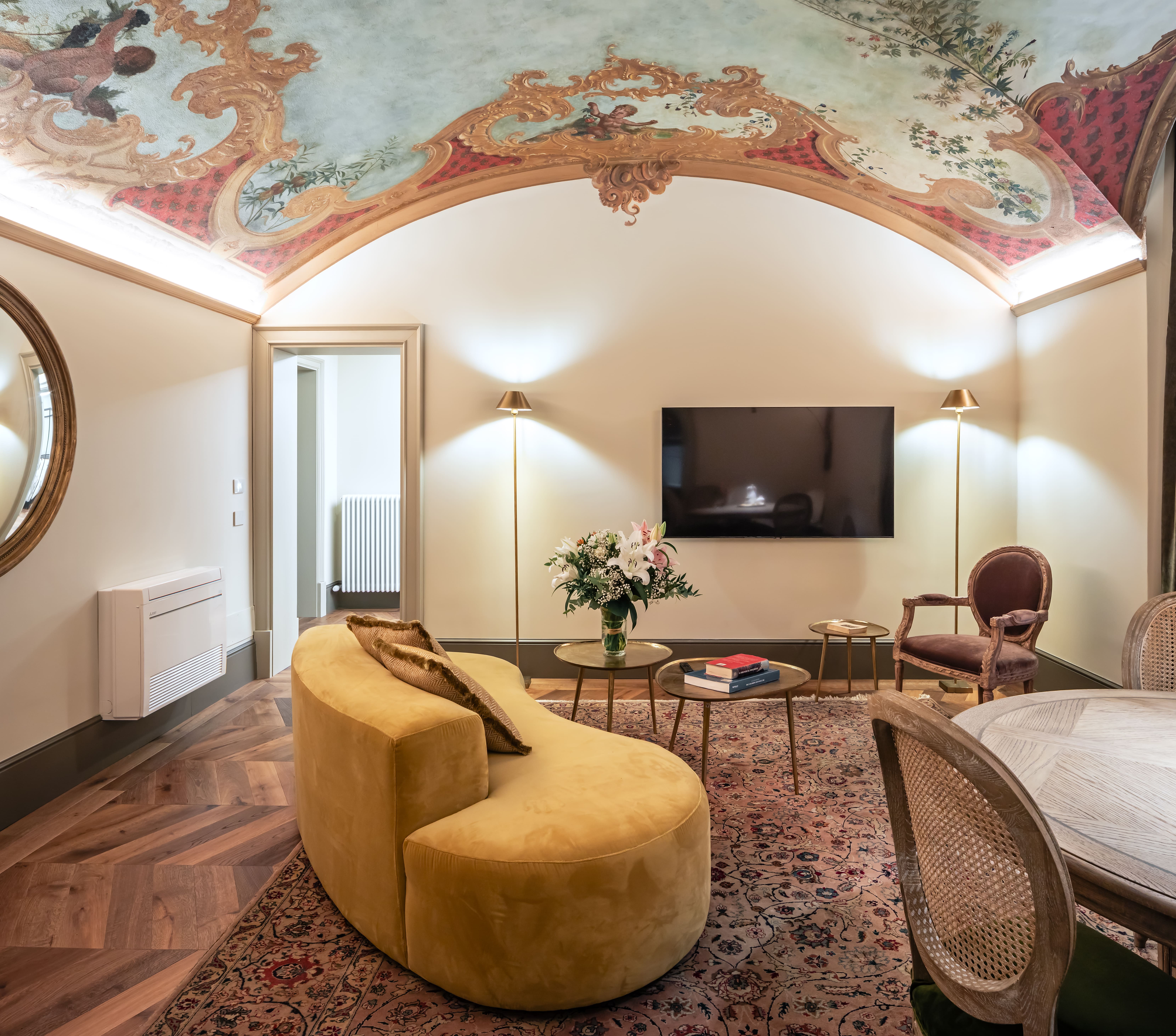 Palazzo Olivi Accademia: Elegant 3-Bedroom Apartment with Terrace, Florence Accademia
